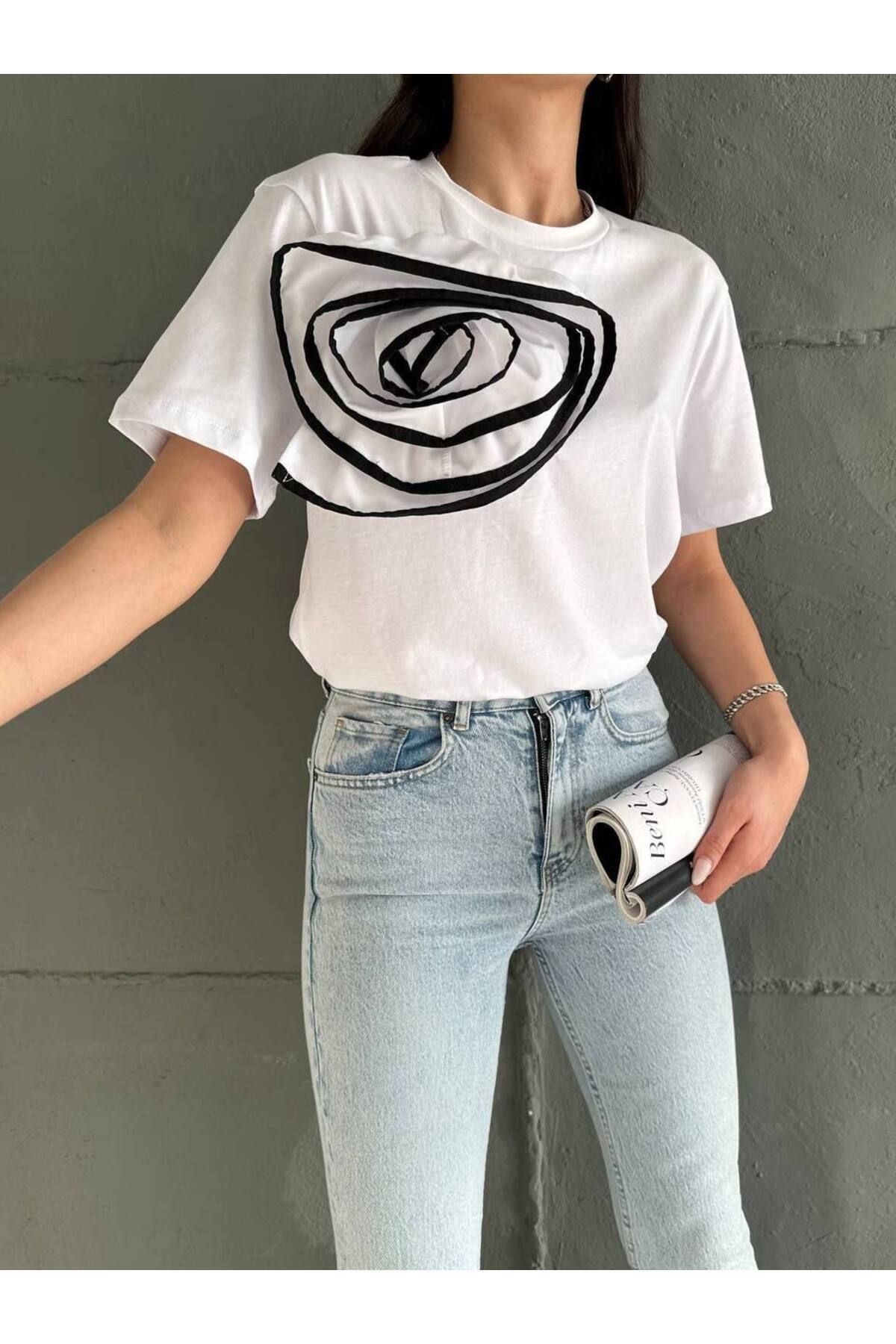 Kadın Önü Gül Detaylı T-Shirt