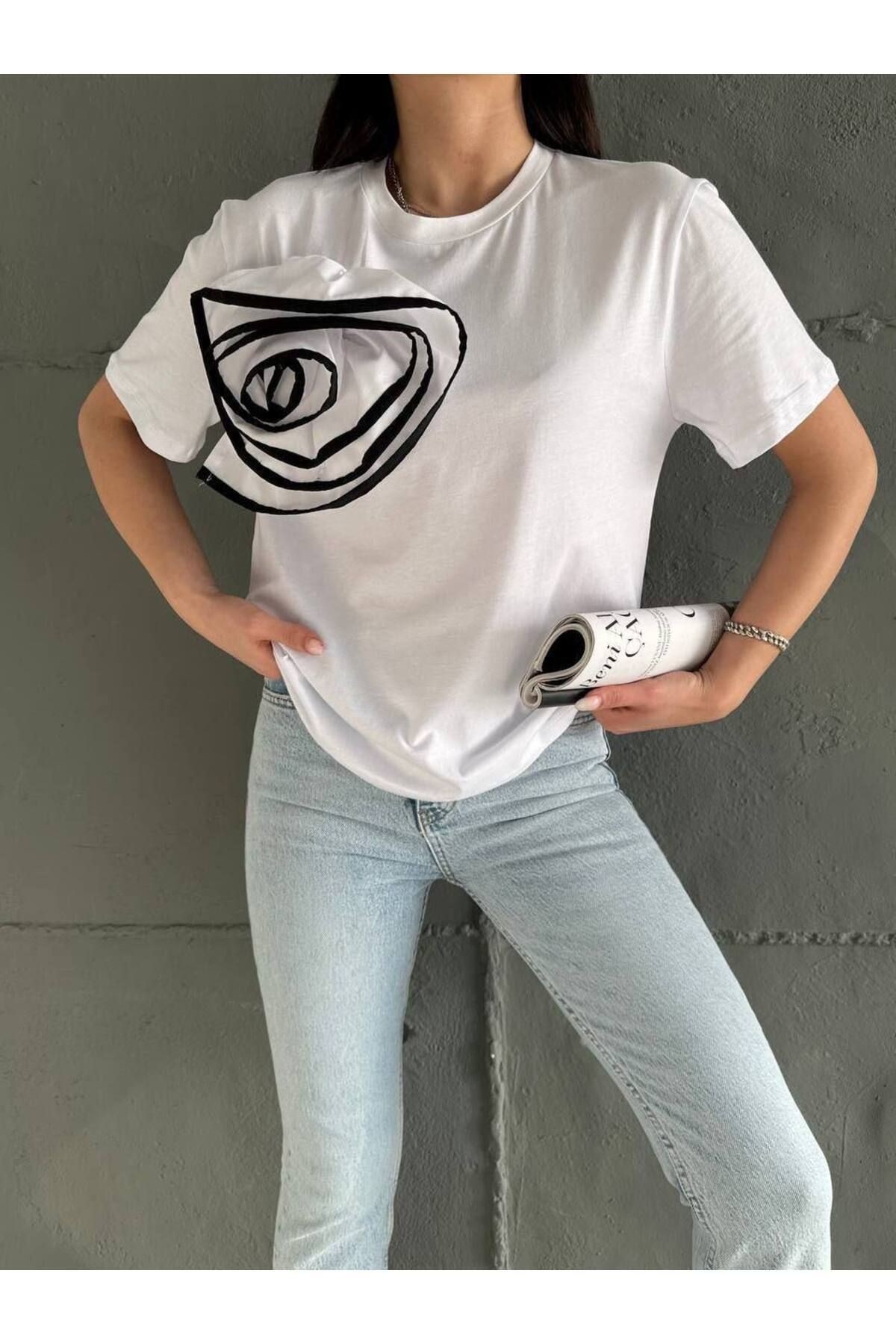 Kadın Önü Gül Detaylı T-Shirt