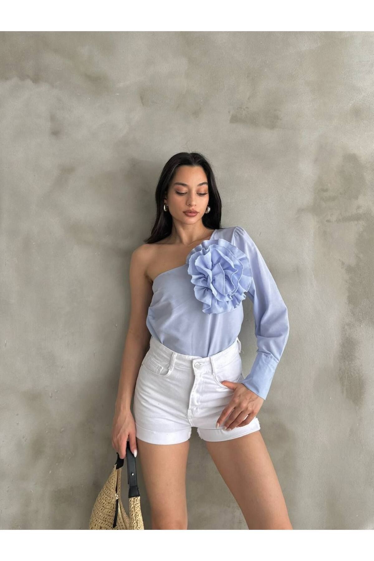 Kadın Mavi Tek Omuzlu ve Gül Detaylı Bluz