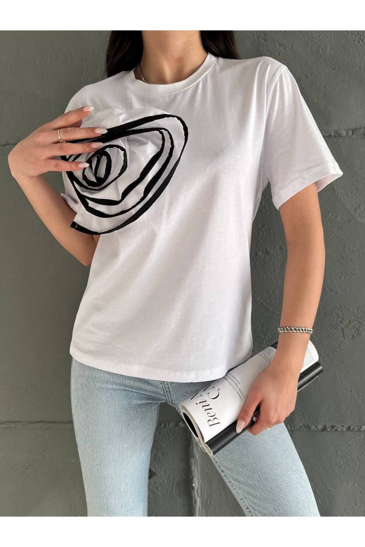 Kadın Önü Gül Detaylı T-Shirt