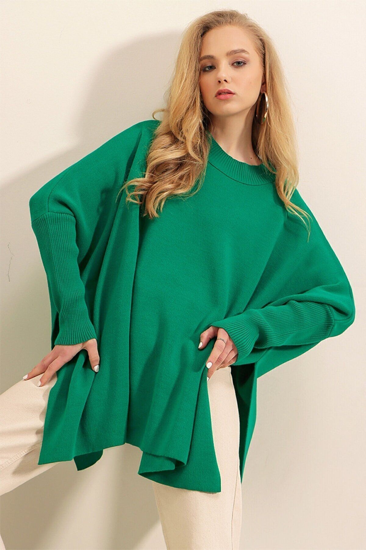 Kadın Beyaz Oversize Yırtmaçlı Panço Kazak - Yeşi̇l