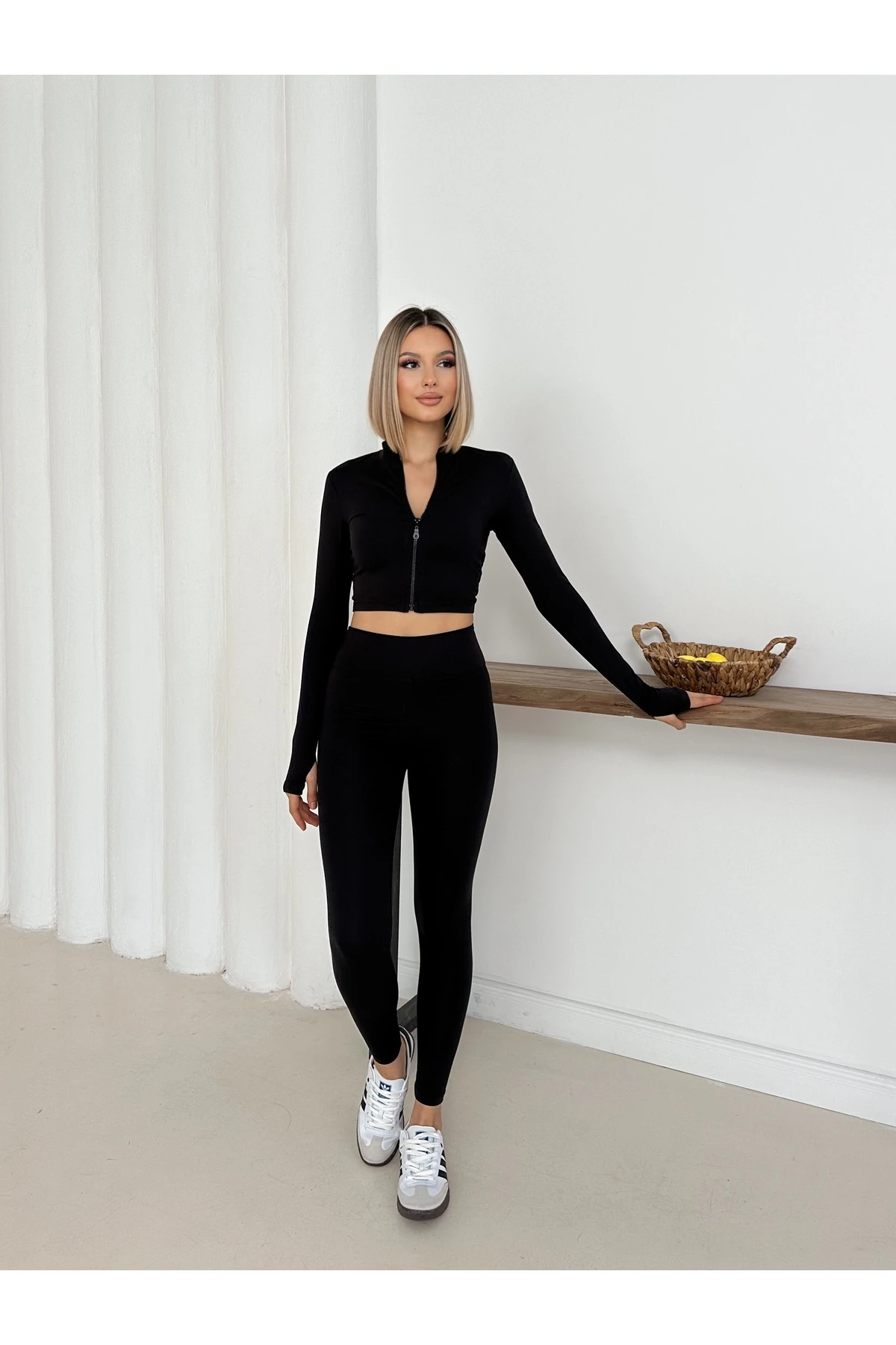 Kadın Parmak Geçirme Detaylı Fermuarlı Crop Pantolon İkili Takım - Siyah
