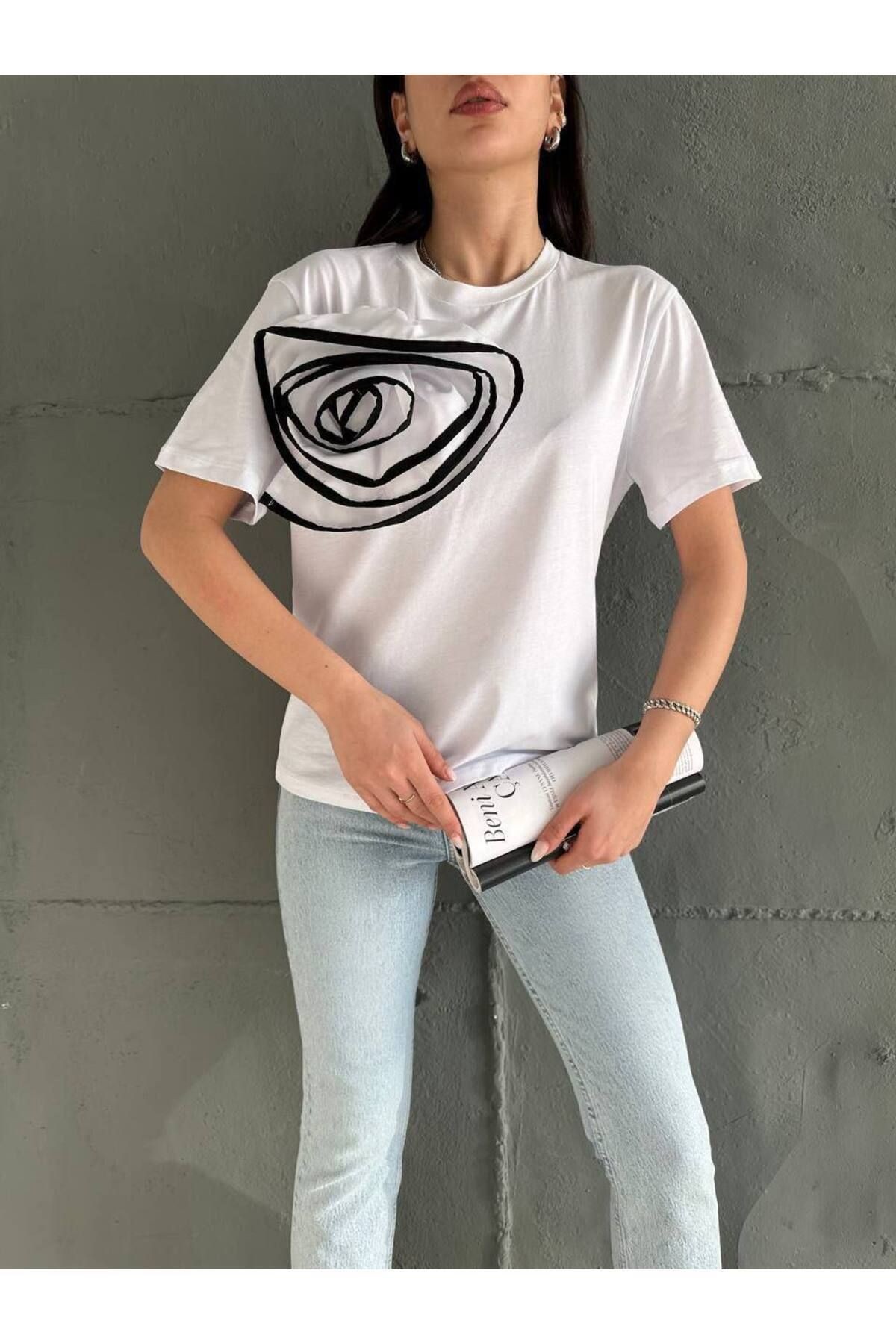 Kadın Önü Gül Detaylı T-Shirt - Beyaz