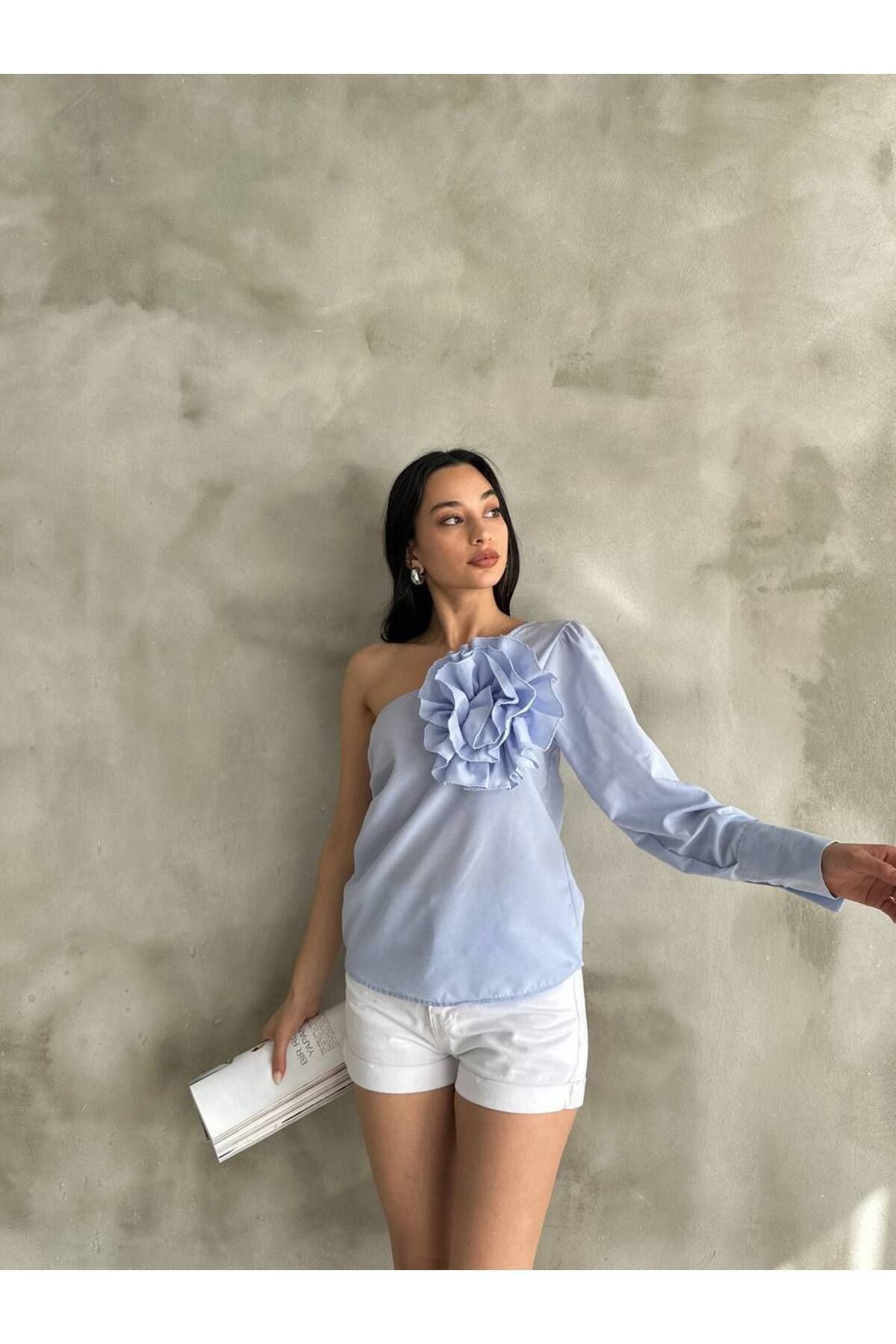 Kadın Mavi Tek Omuzlu ve Gül Detaylı Bluz