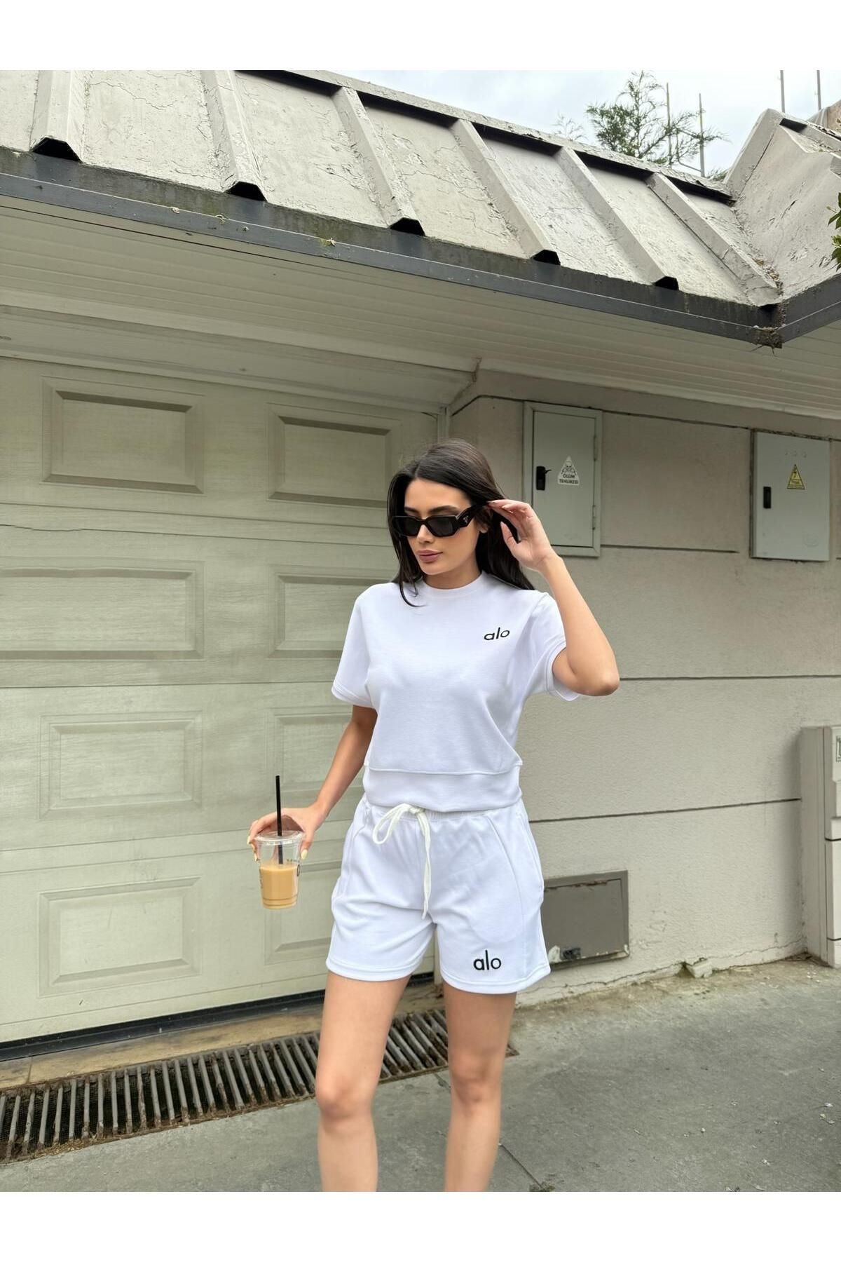 Kadın Beyaz Modal Kumaş Nakışlı T-shirt ve Şort İkili Alt Üst Takım