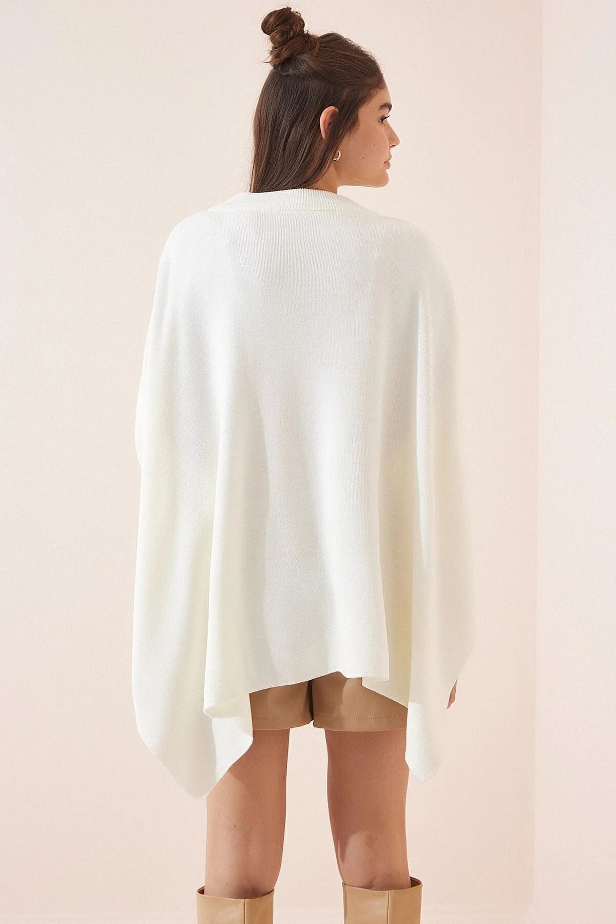 Kadın Beyaz Oversize Yırtmaçlı Panço Kazak