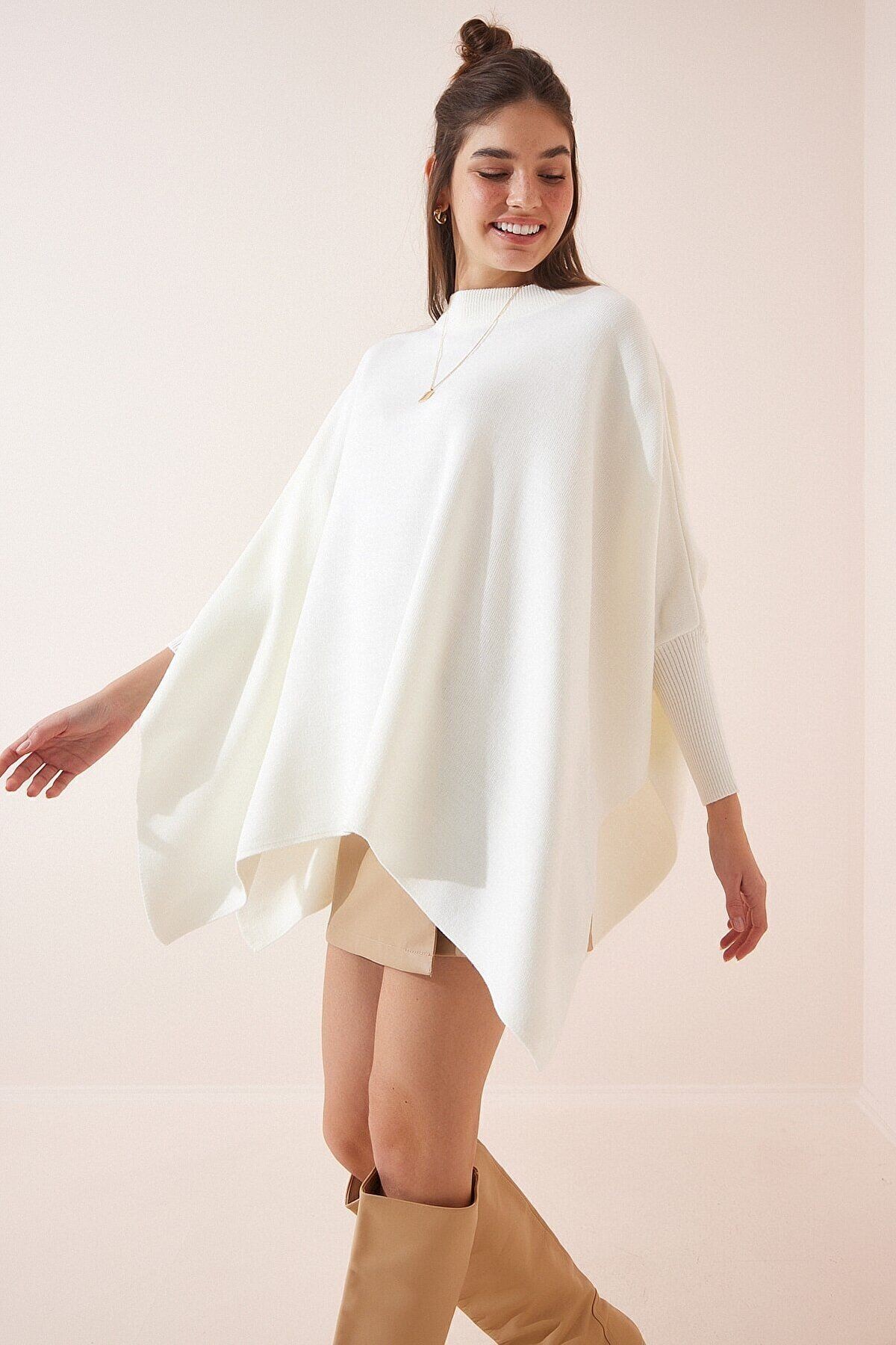Kadın Beyaz Oversize Yırtmaçlı Panço Kazak