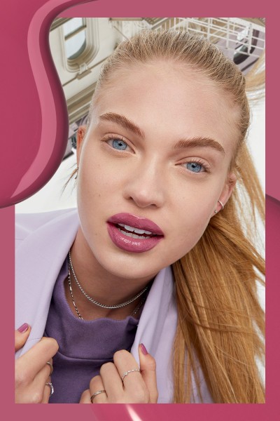 Maybelline New York Super Stay Vinyl Ink Uzun Süre Kalıcı Likit Parlak Ruj 100 Charmed