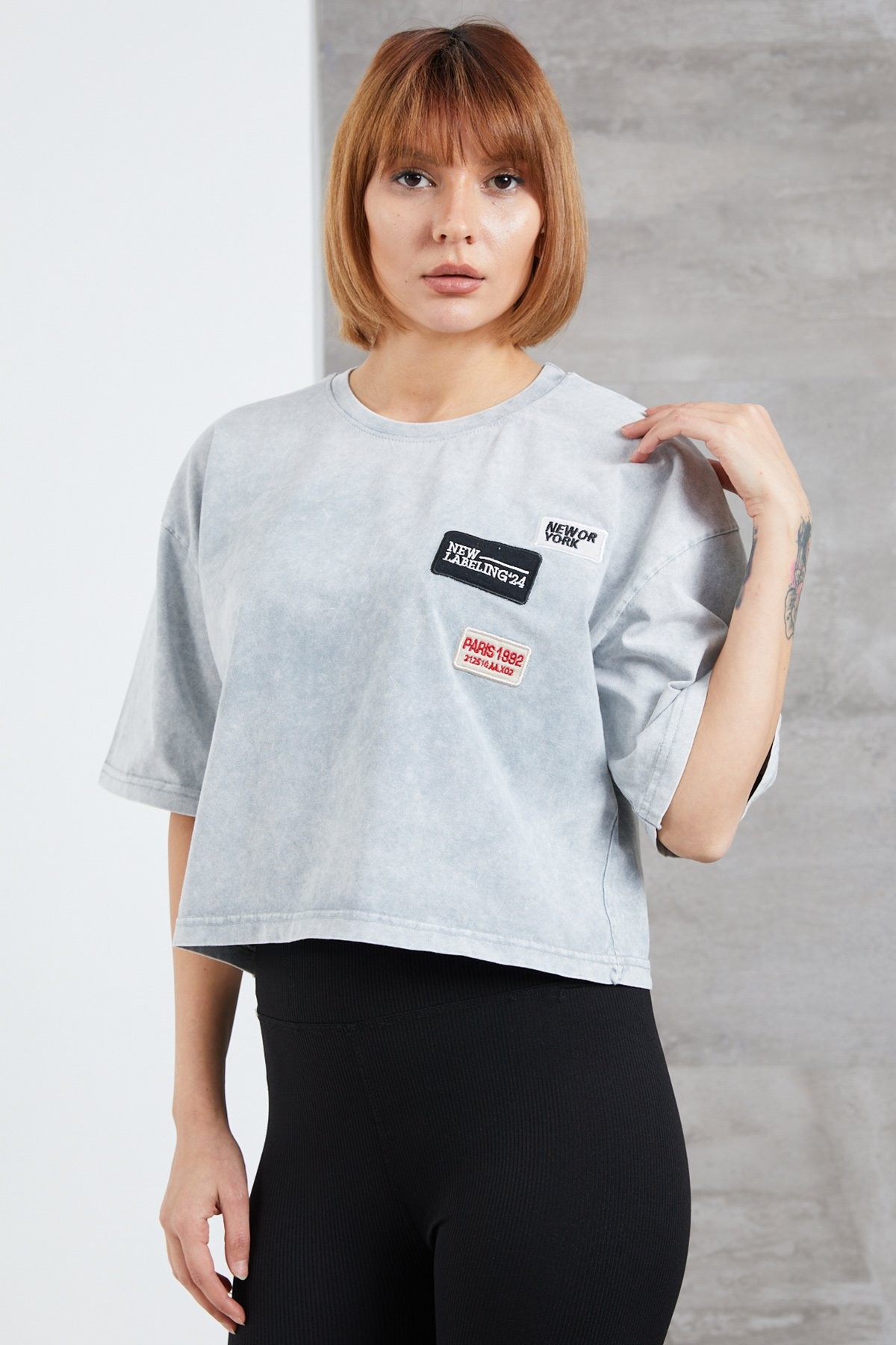 yıkamalı armalı T-shirt gri
