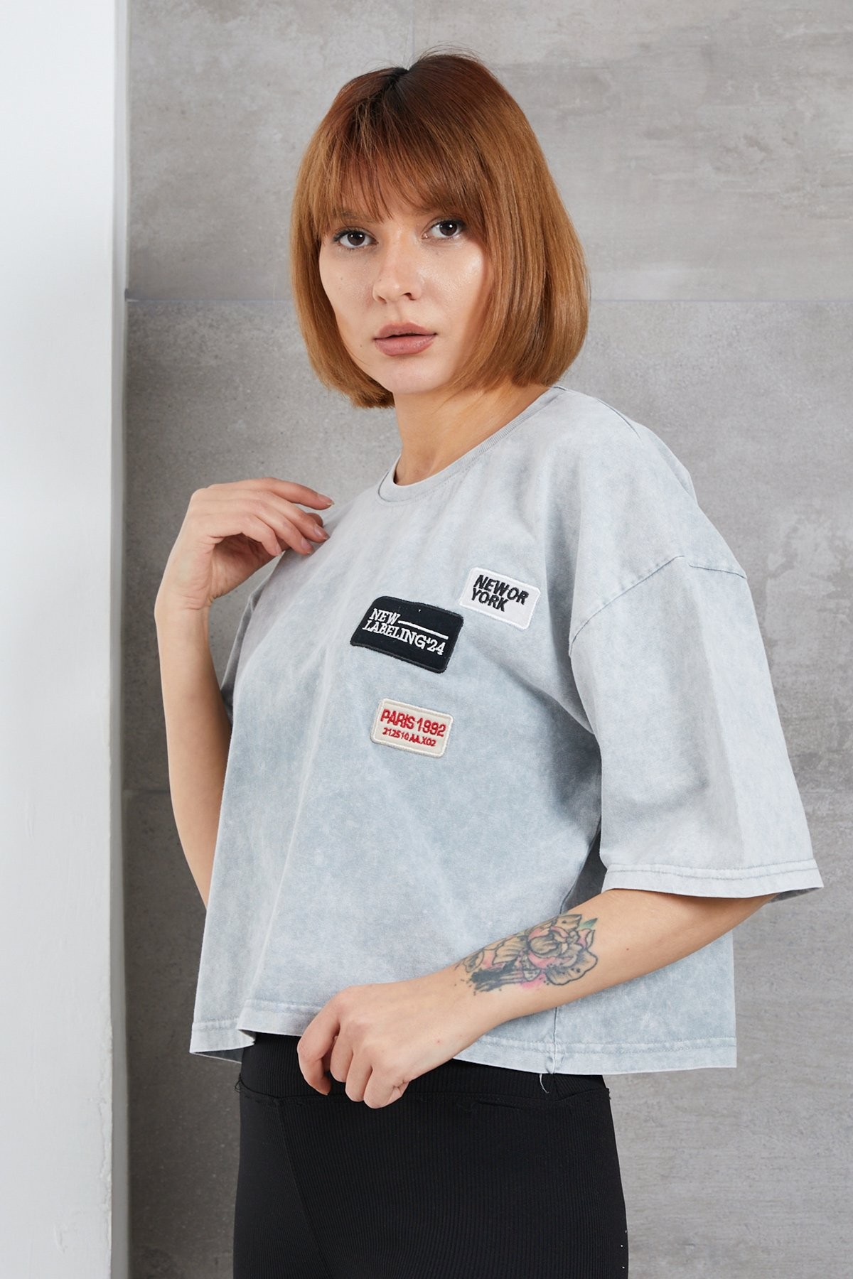 yıkamalı armalı T-shirt gri