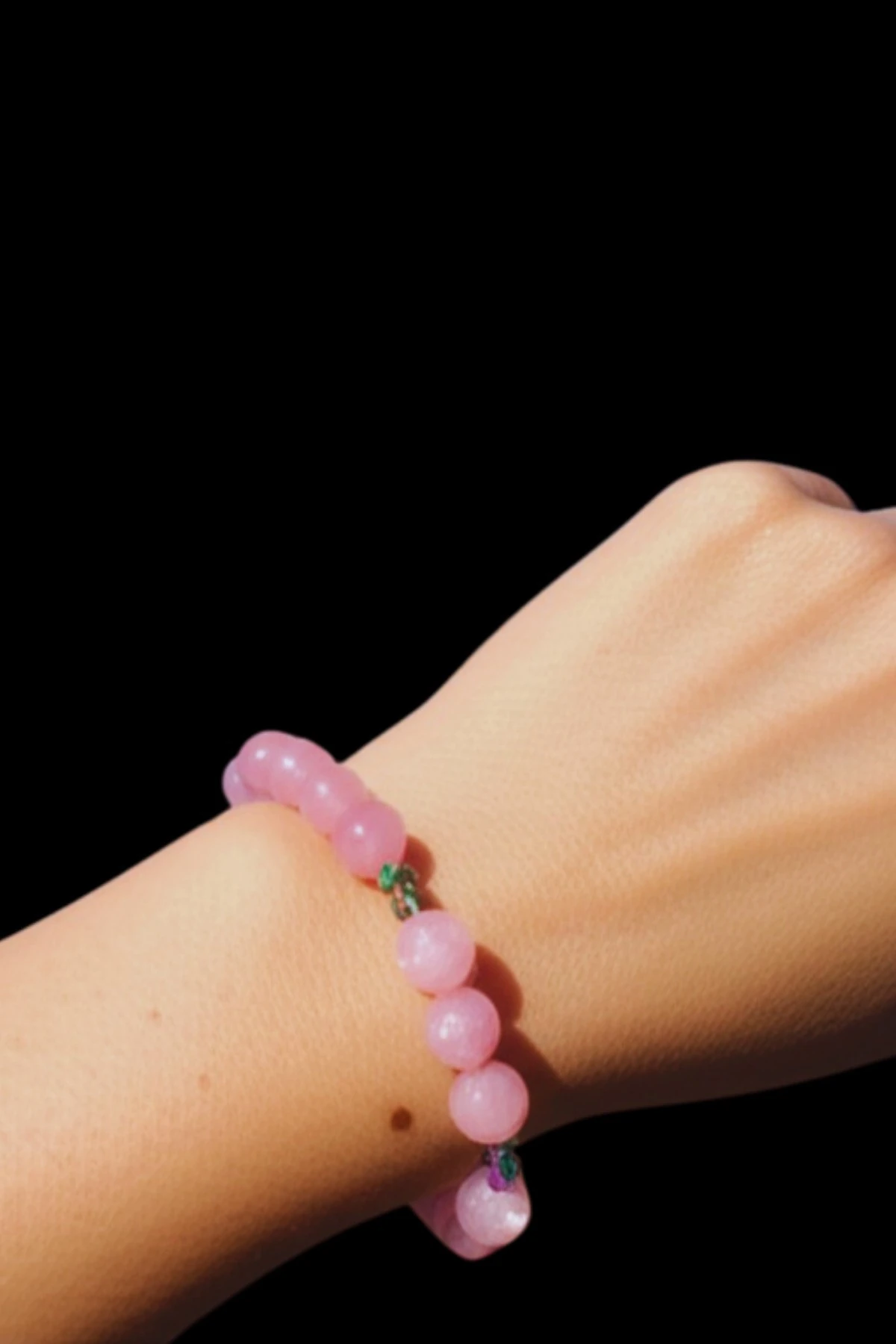 Doğal Pembe Kuvars Kristali – Negatif Enerjiyi Temizleyen ve Kalbi Yumuşatan Taş