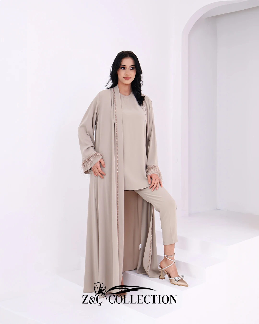 Elişi Ve Kolları Tüy Detaylı Abaya