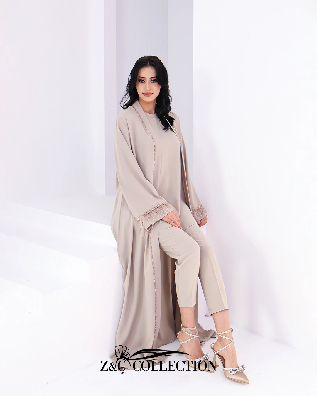 Elişi Ve Kolları Tüy Detaylı Abaya