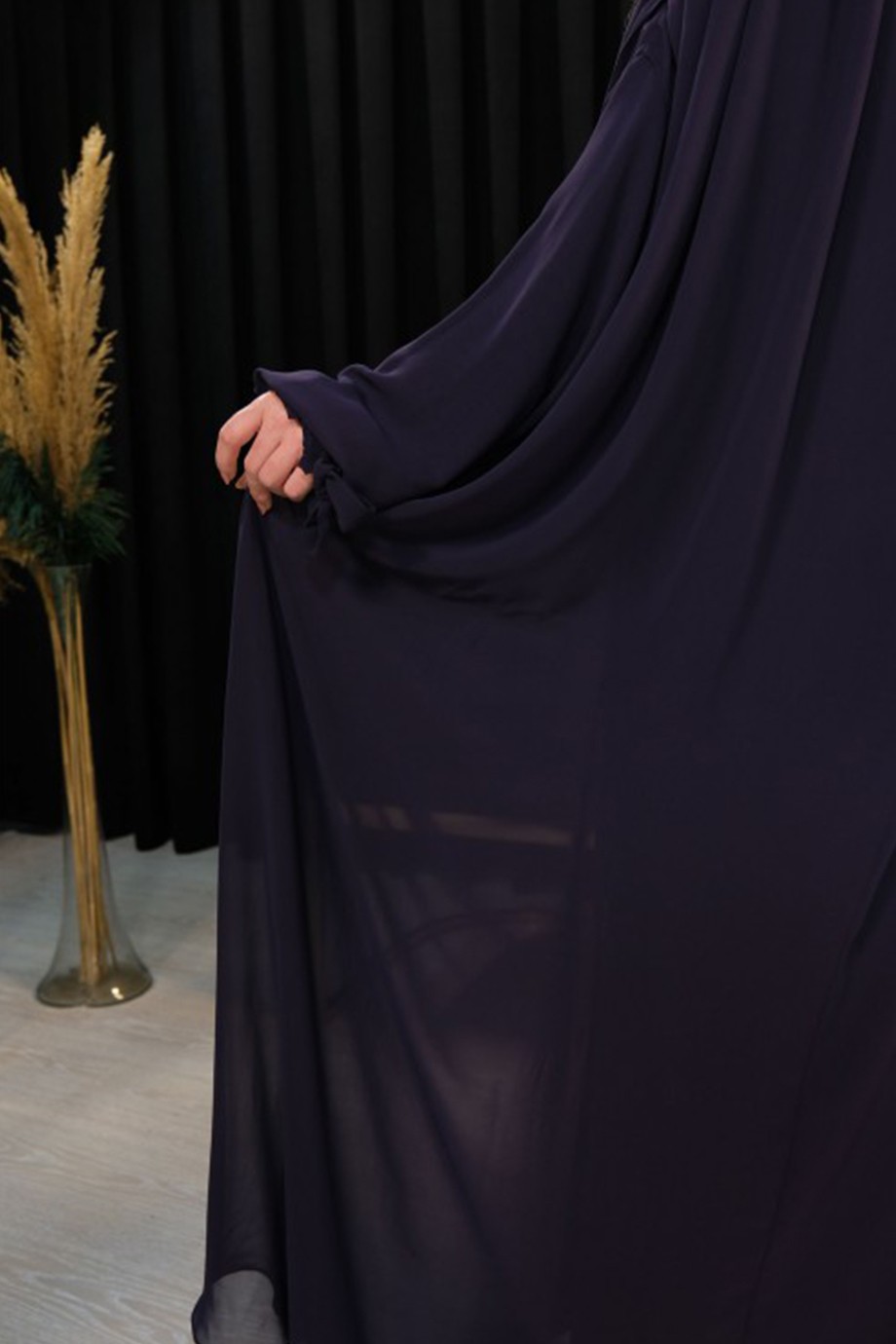 Bağcık detaylı pileli özel dikim abaya