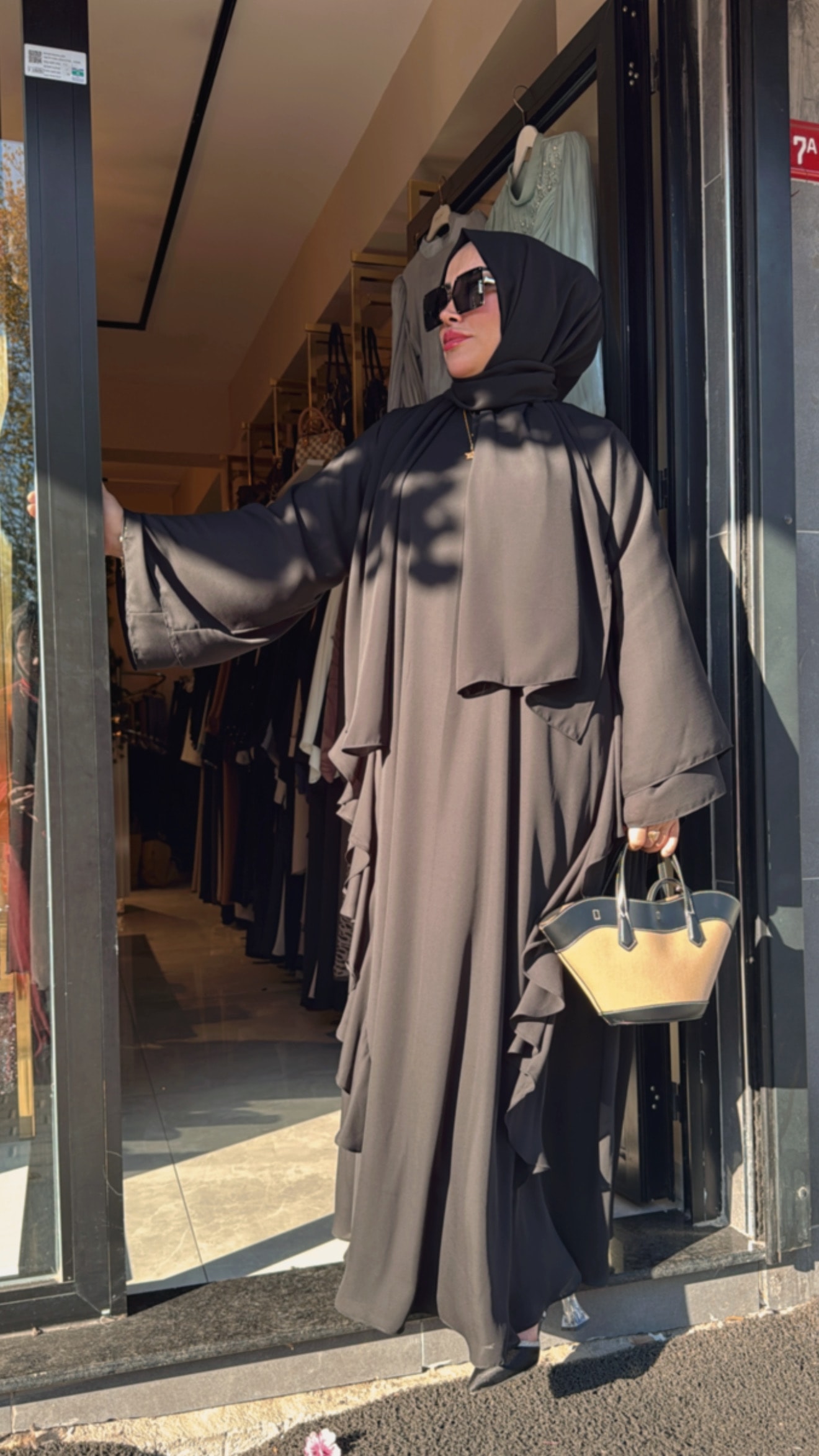 Özel Dikim Fırfır Detaylı Abaya