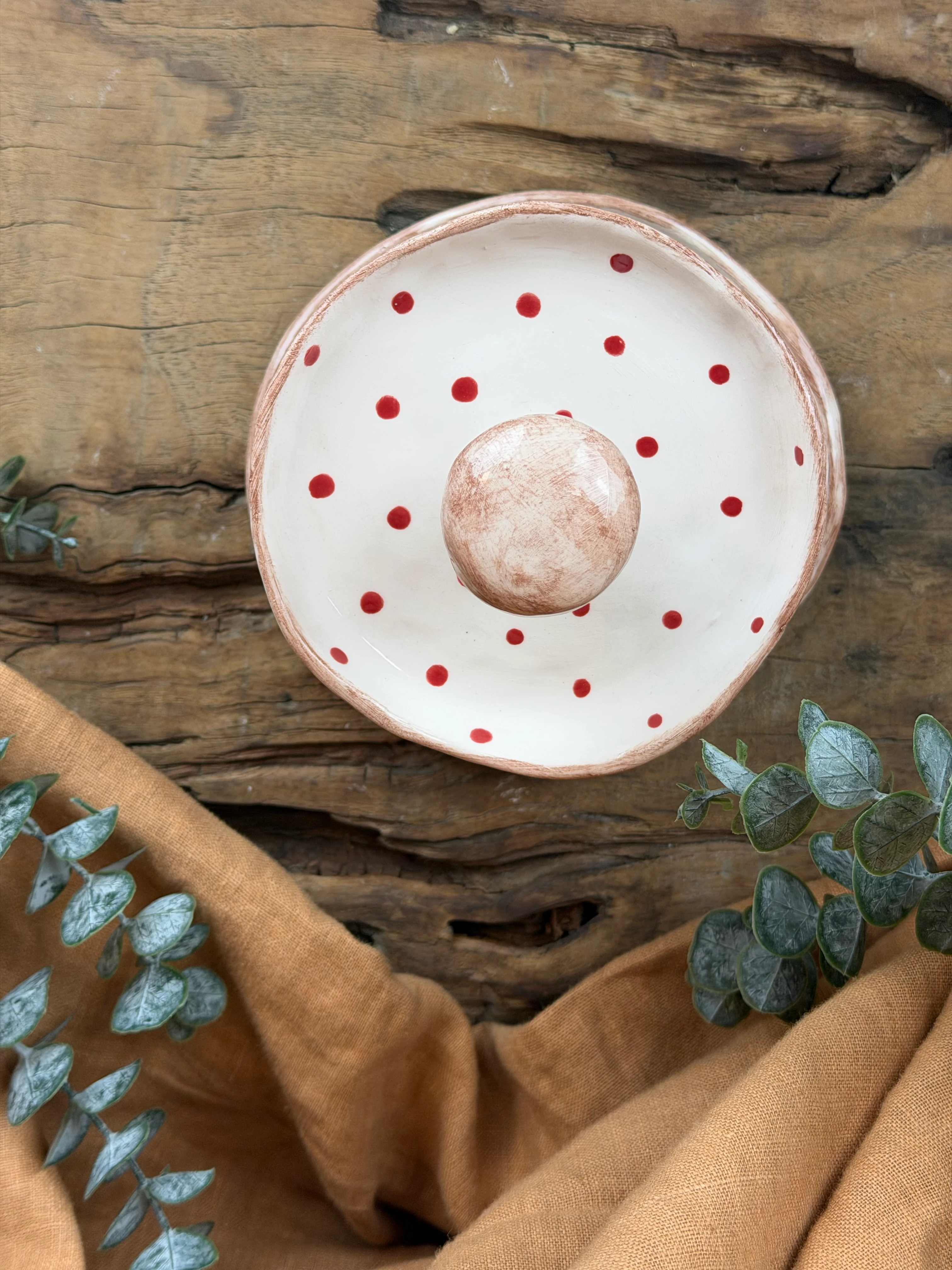 El Yapımı İki Katlı Seramik Kurabiye Standı – Kırmızı Puantiyeli, Stoneware