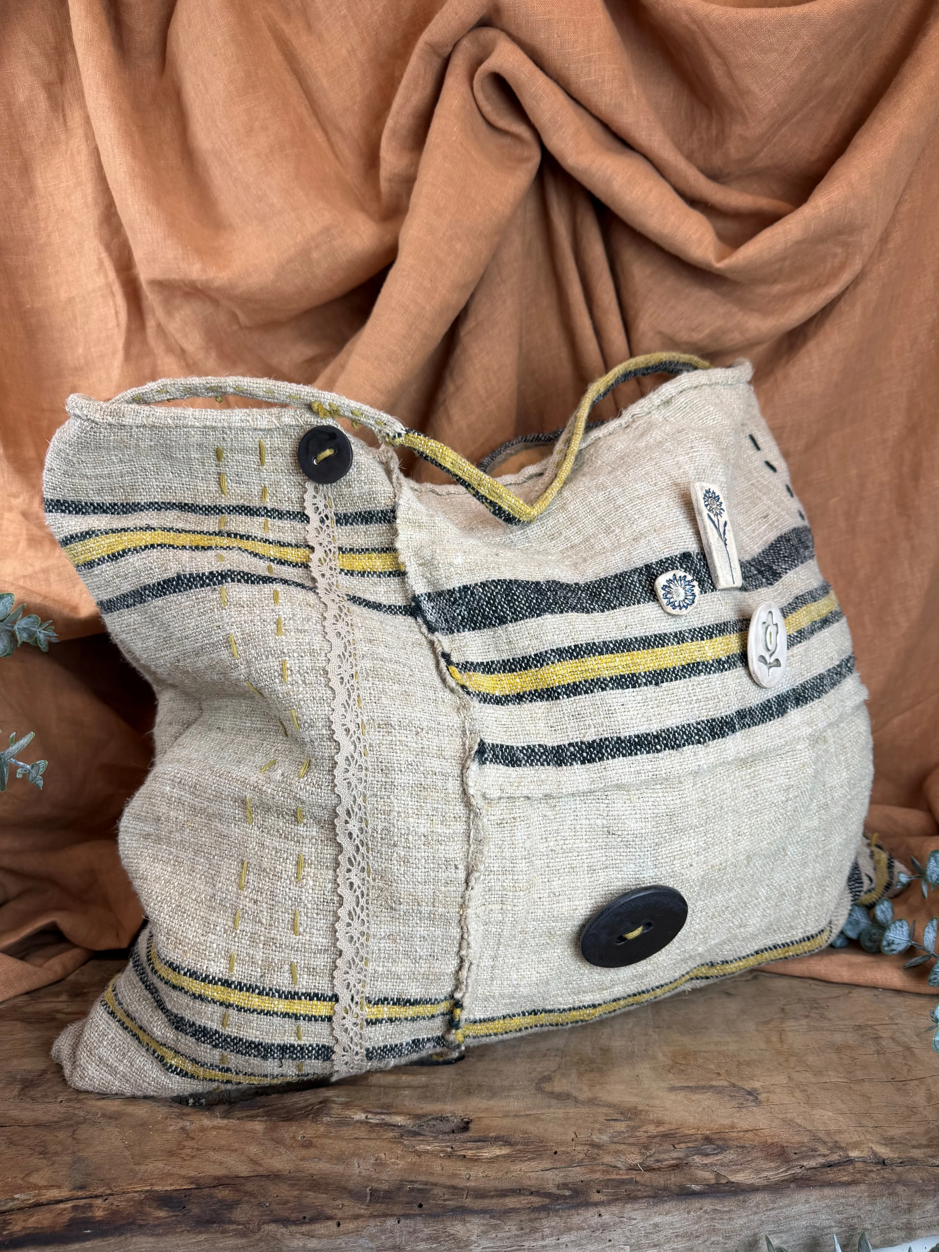 Kök Boya El Dokuması Kumaş & El Yapımı Seramik Detaylı Büyük Boy Çanta – Keten Astar ve Dantel Kenar İşlemeli