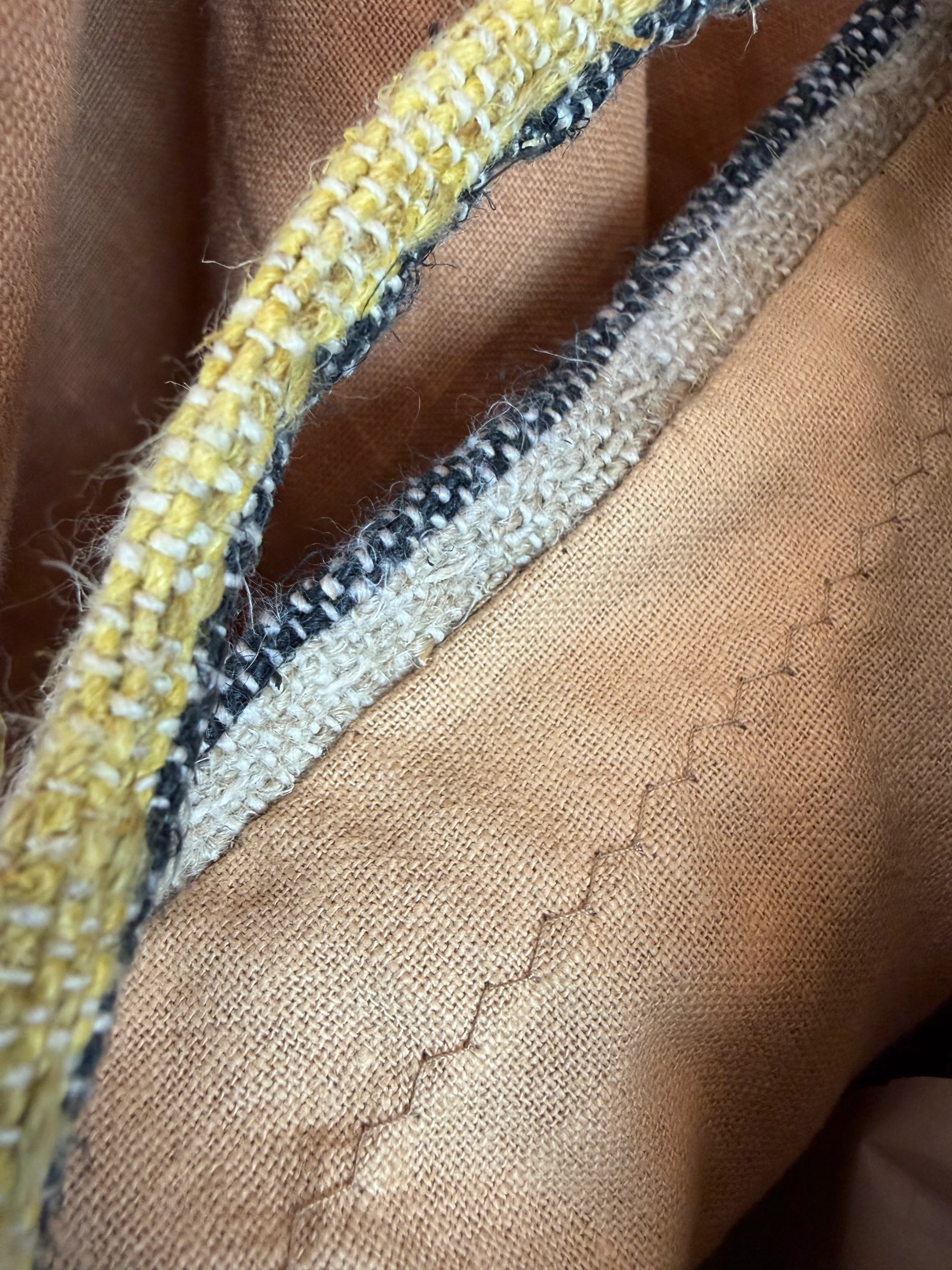 Kök Boya El Dokuması Kumaş & El Yapımı Seramik Detaylı Büyük Boy Çanta – Keten Astar ve Dantel Kenar İşlemeli