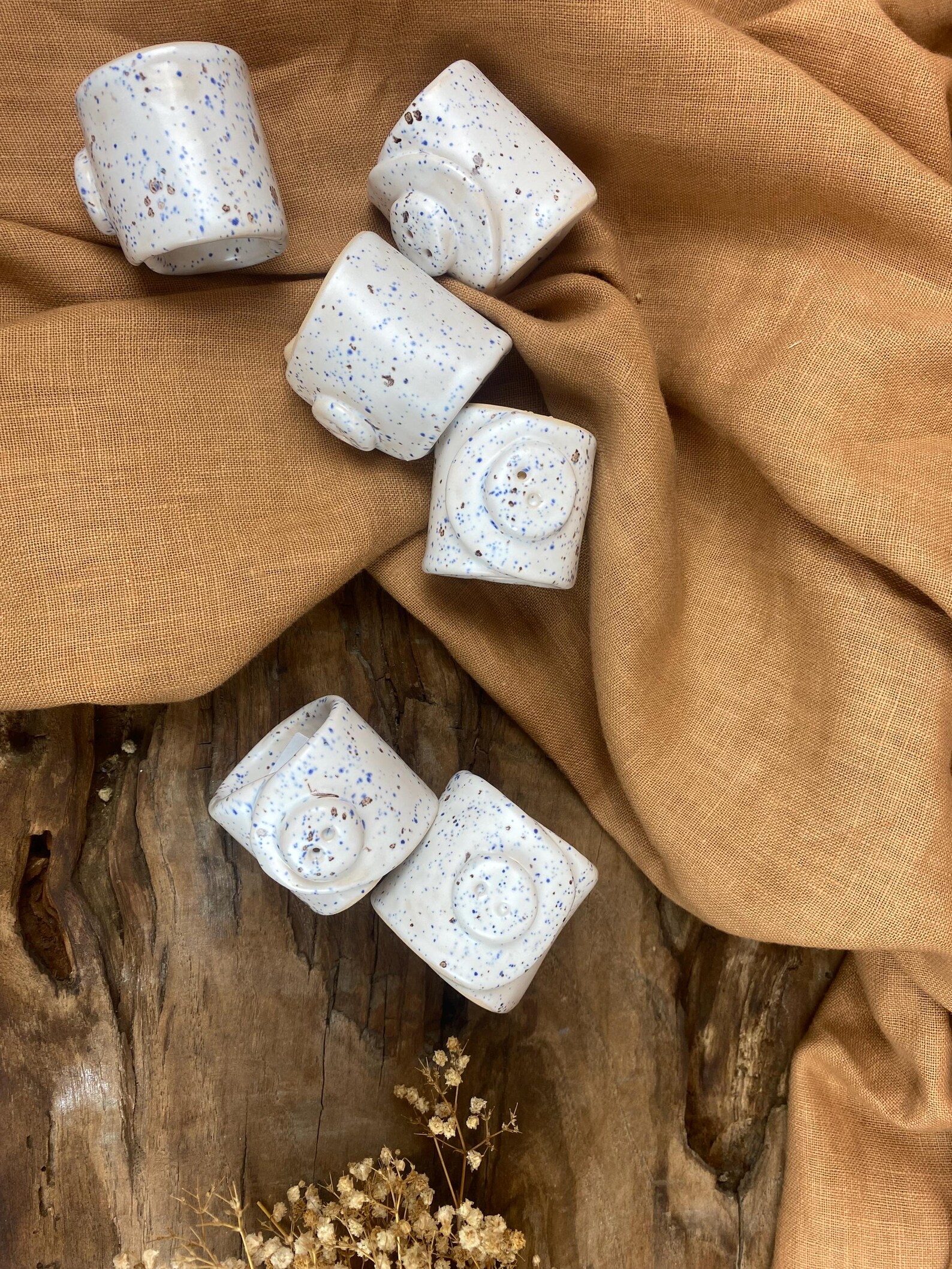 6’lı El Yapımı Stoneware Peçete Yüzüğü – Mavi & Kahve Benekli Artistik Sır