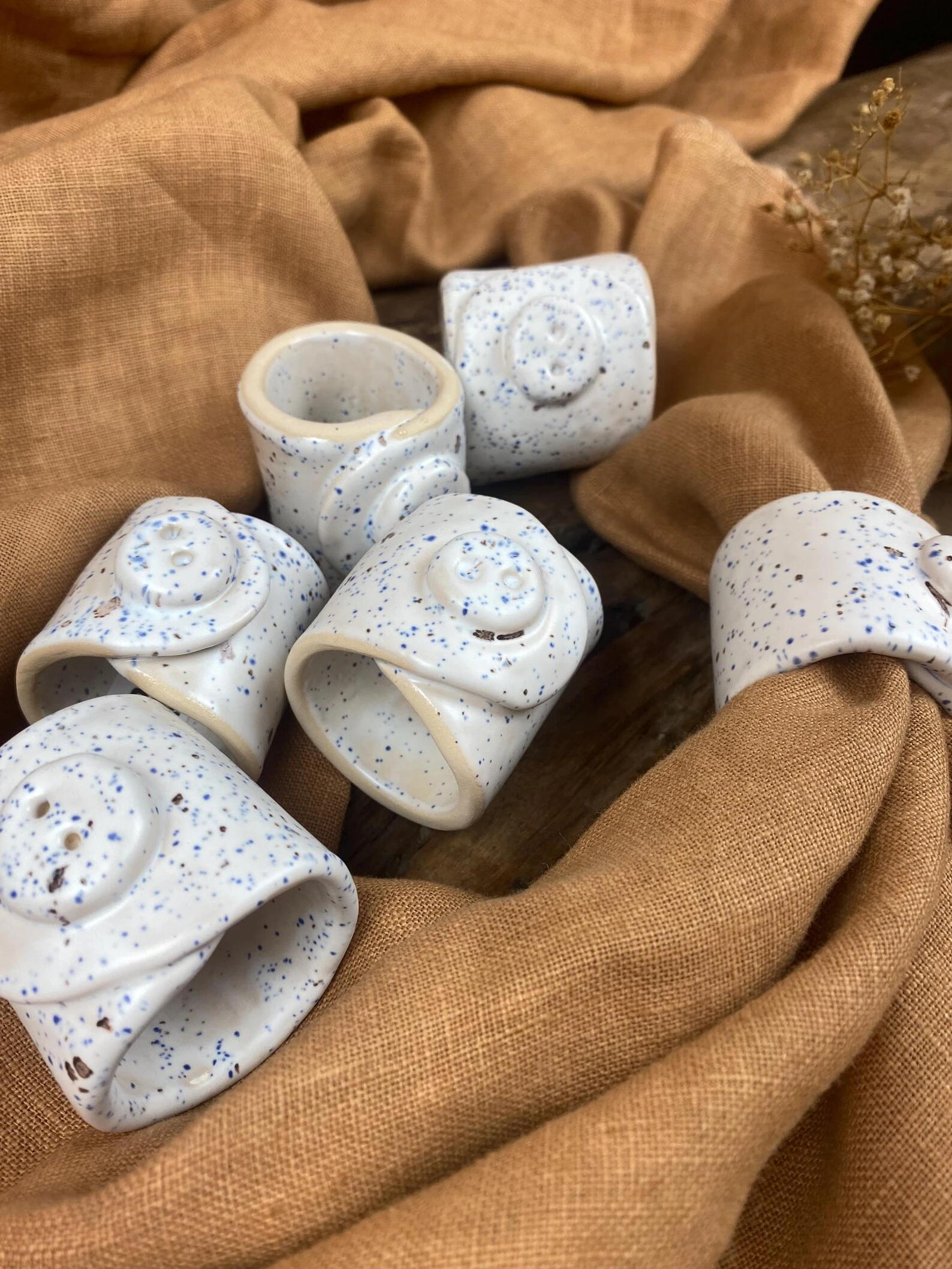 6’lı El Yapımı Stoneware Peçete Yüzüğü – Mavi & Kahve Benekli Artistik Sır