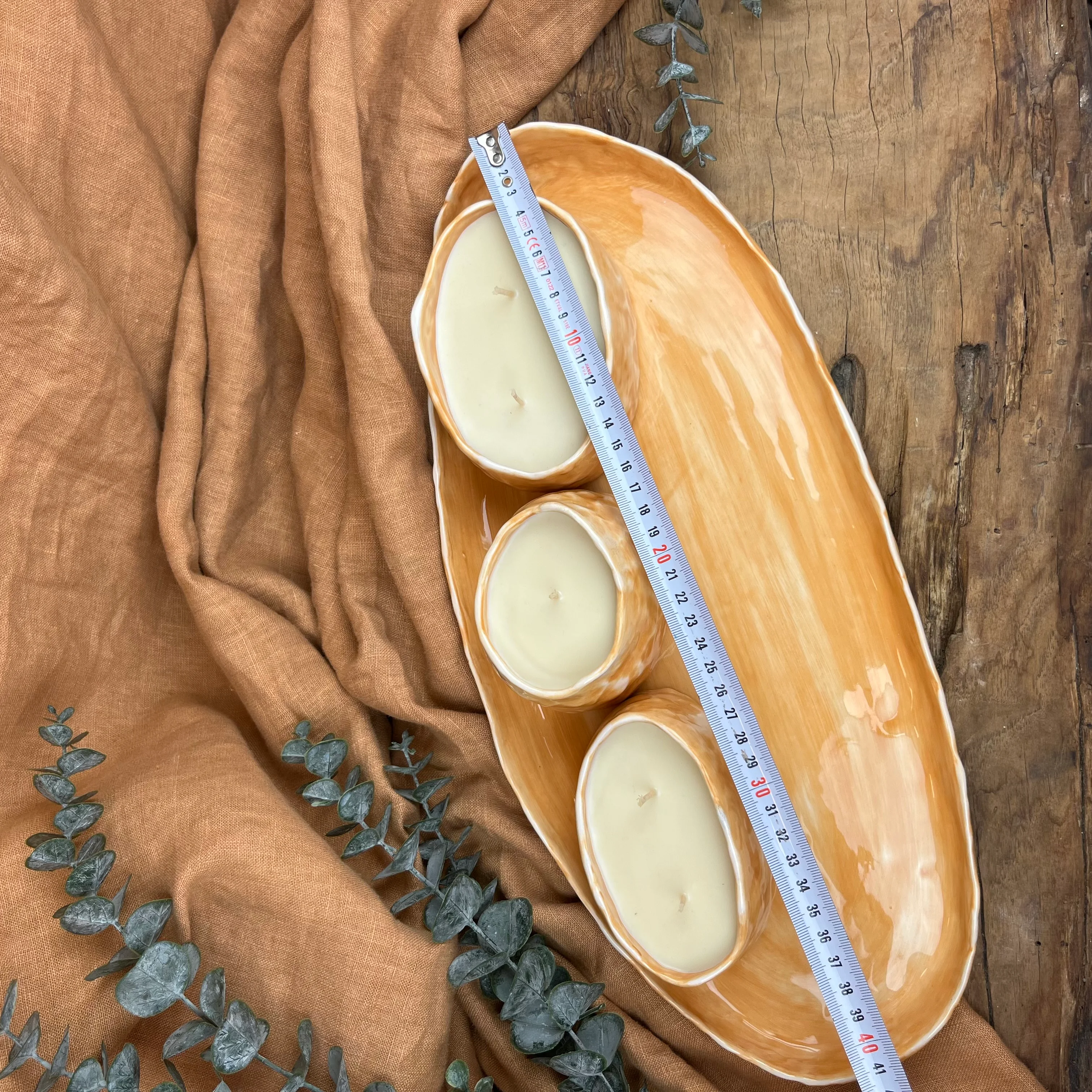 El Yapımı Tepsi ve 3’lü Mumlu Kase Seti – Mumlar Bittikten Sonra Gıda Uyumlu, Stoneware Tasarım, Ev ve İş Yeri Kullanımı