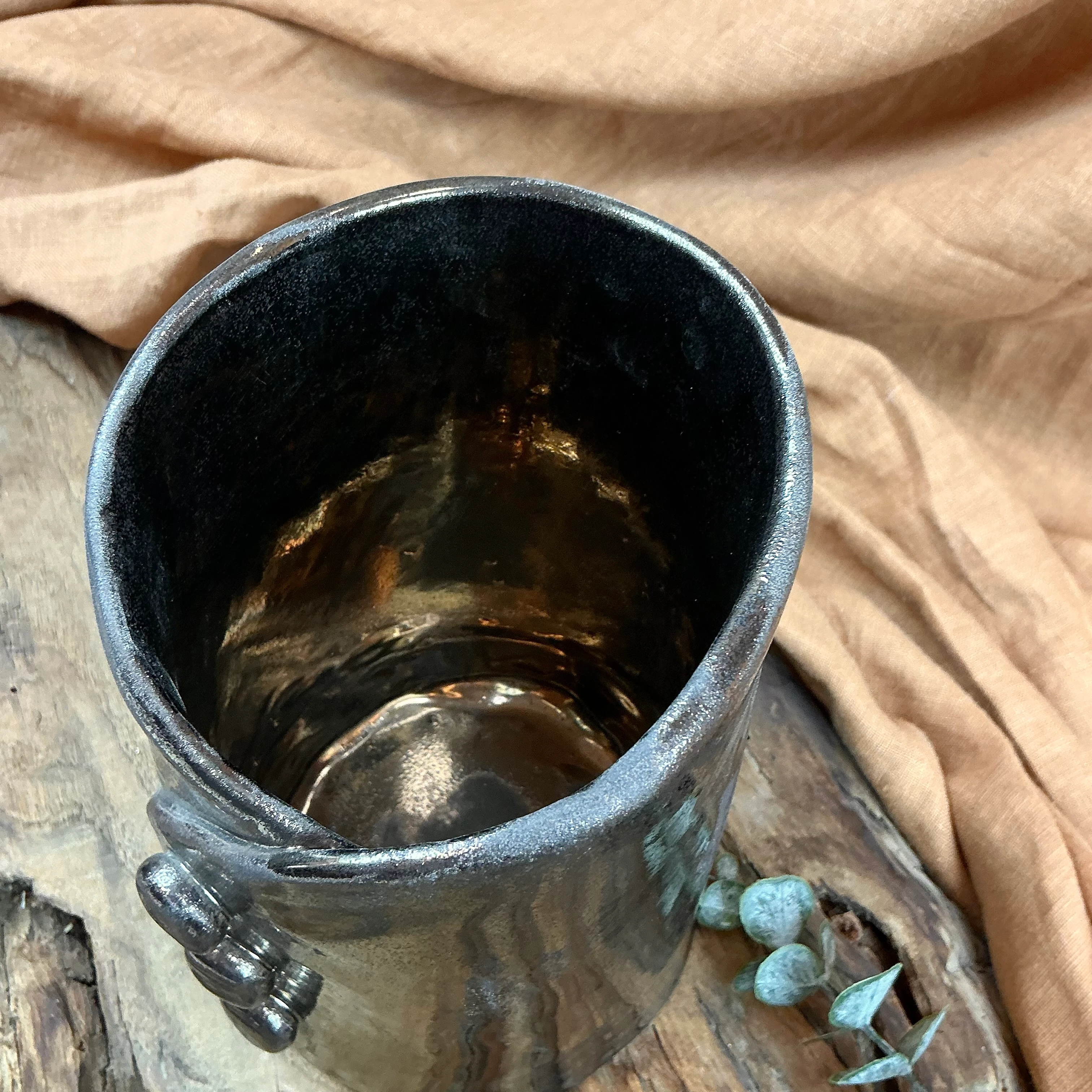 El Yapımı Stoneware Seramik Vazo – Bronz Artistik Sır ile Doğal Şıklık