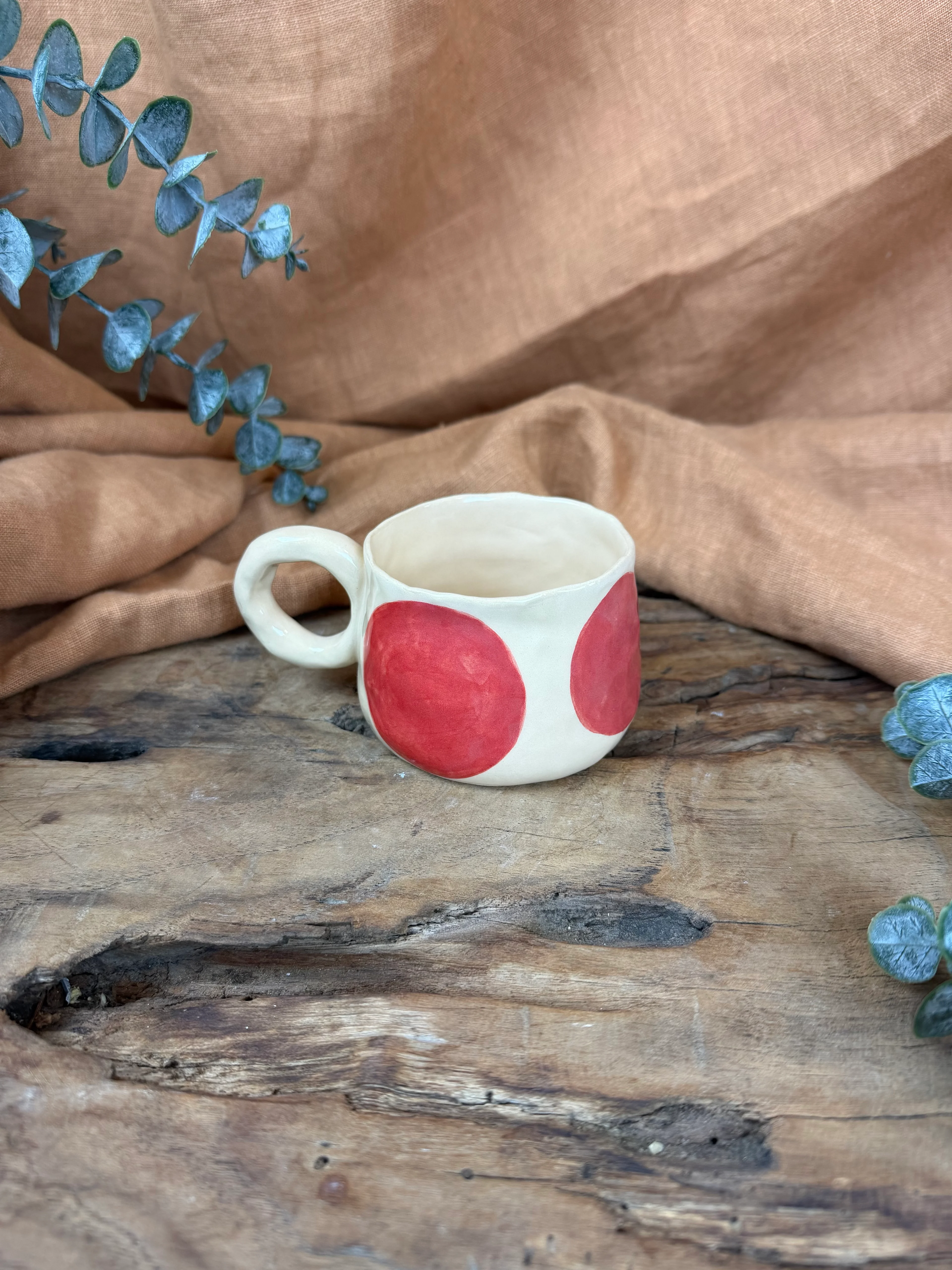 Kırmızı Puantiyeli El Yapımı Stoneware Fincan – 200 ml