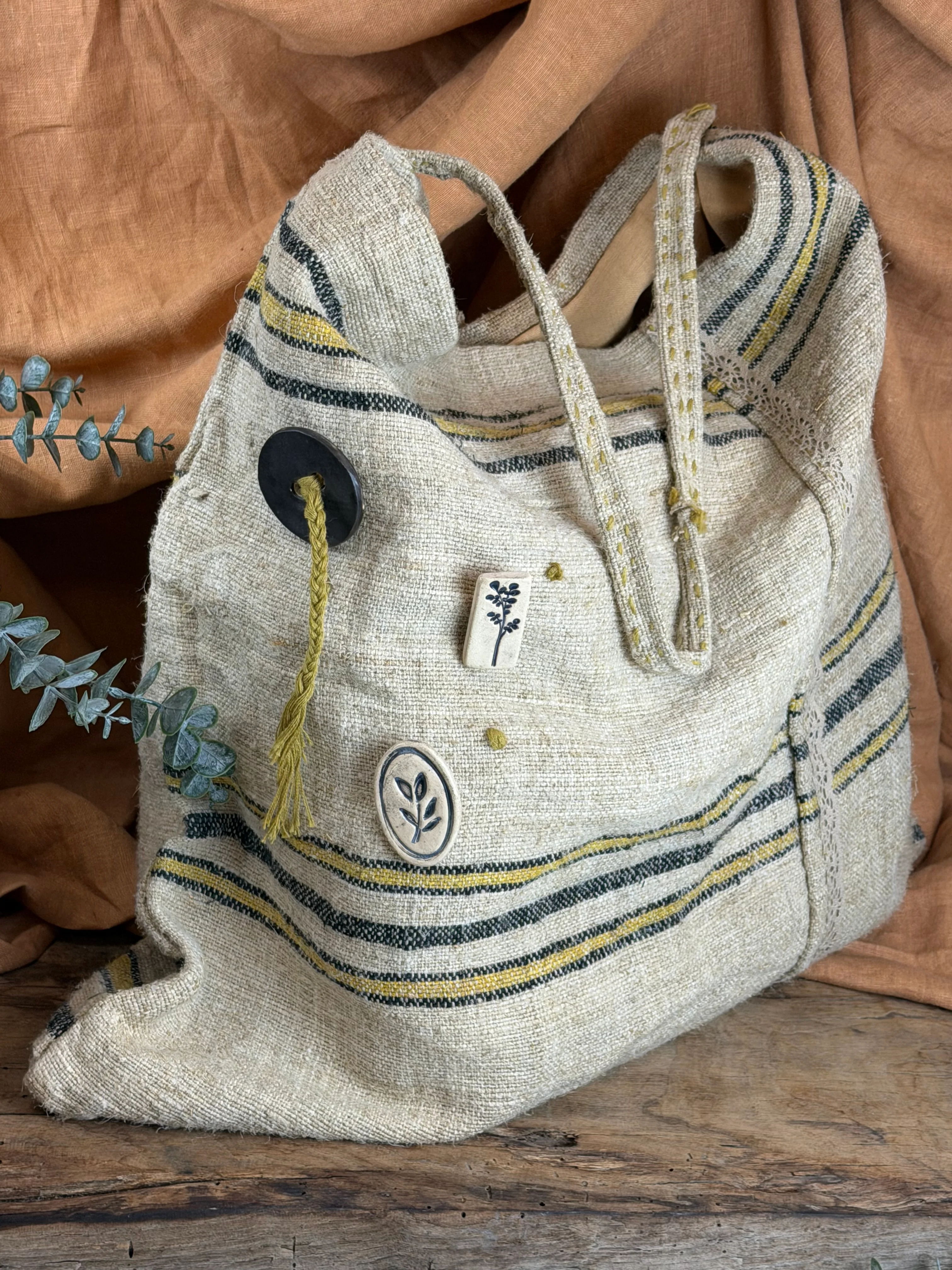 Kök Boya El Dokuma Kumaş & Seramik Aksesuarlı Büyük Boy El Yapımı Çanta – Keten Astar ve Dantel Detaylı