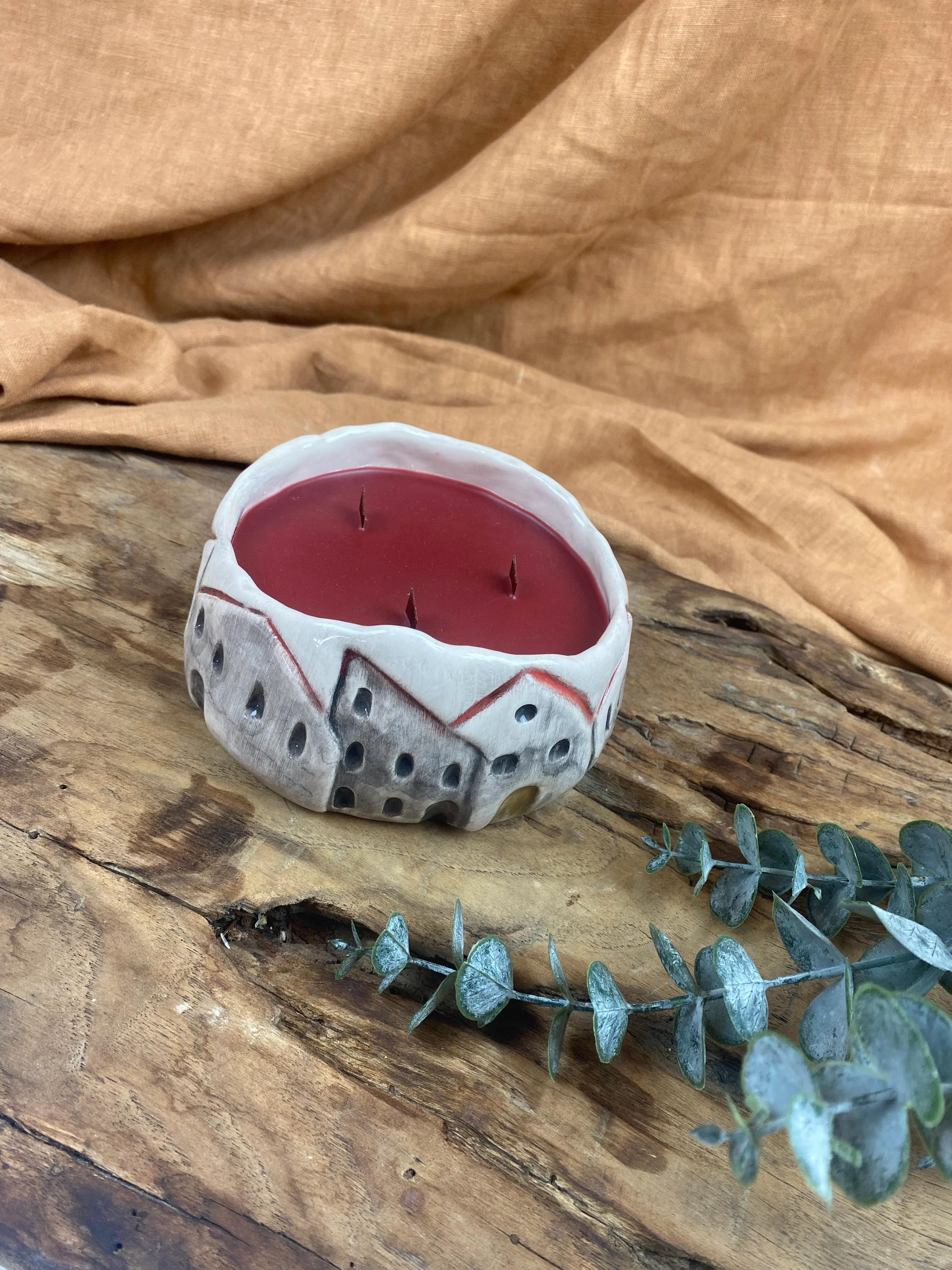 El Yapımı Mumluk – Bordo Tonlarında Mum, Sgrafitto Desenli Stoneware Kase, Bulaşık Makinesinde Yıkanabilir