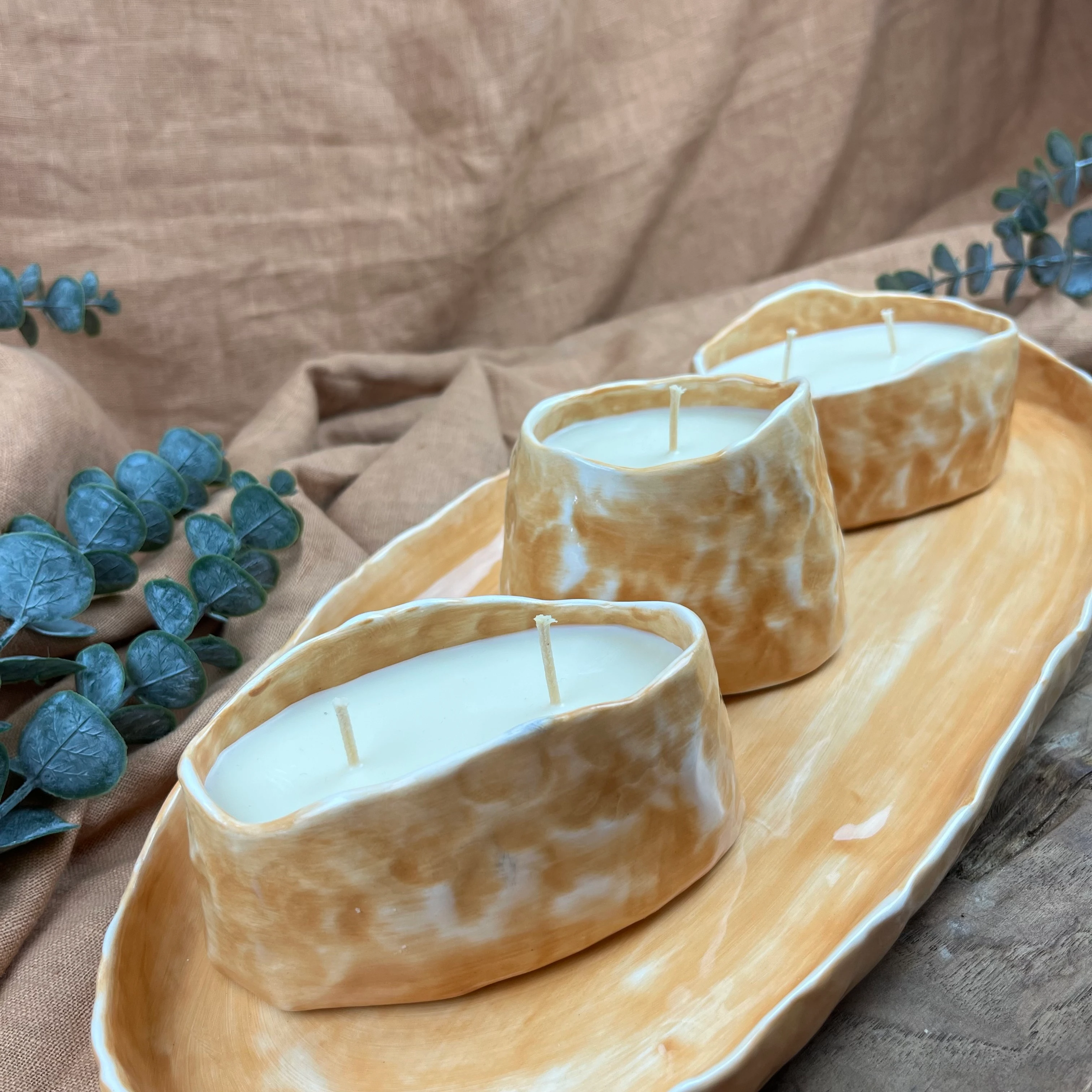 El Yapımı Tepsi ve 3’lü Mumlu Kase Seti – Mumlar Bittikten Sonra Gıda Uyumlu, Stoneware Tasarım, Ev ve İş Yeri Kullanımı