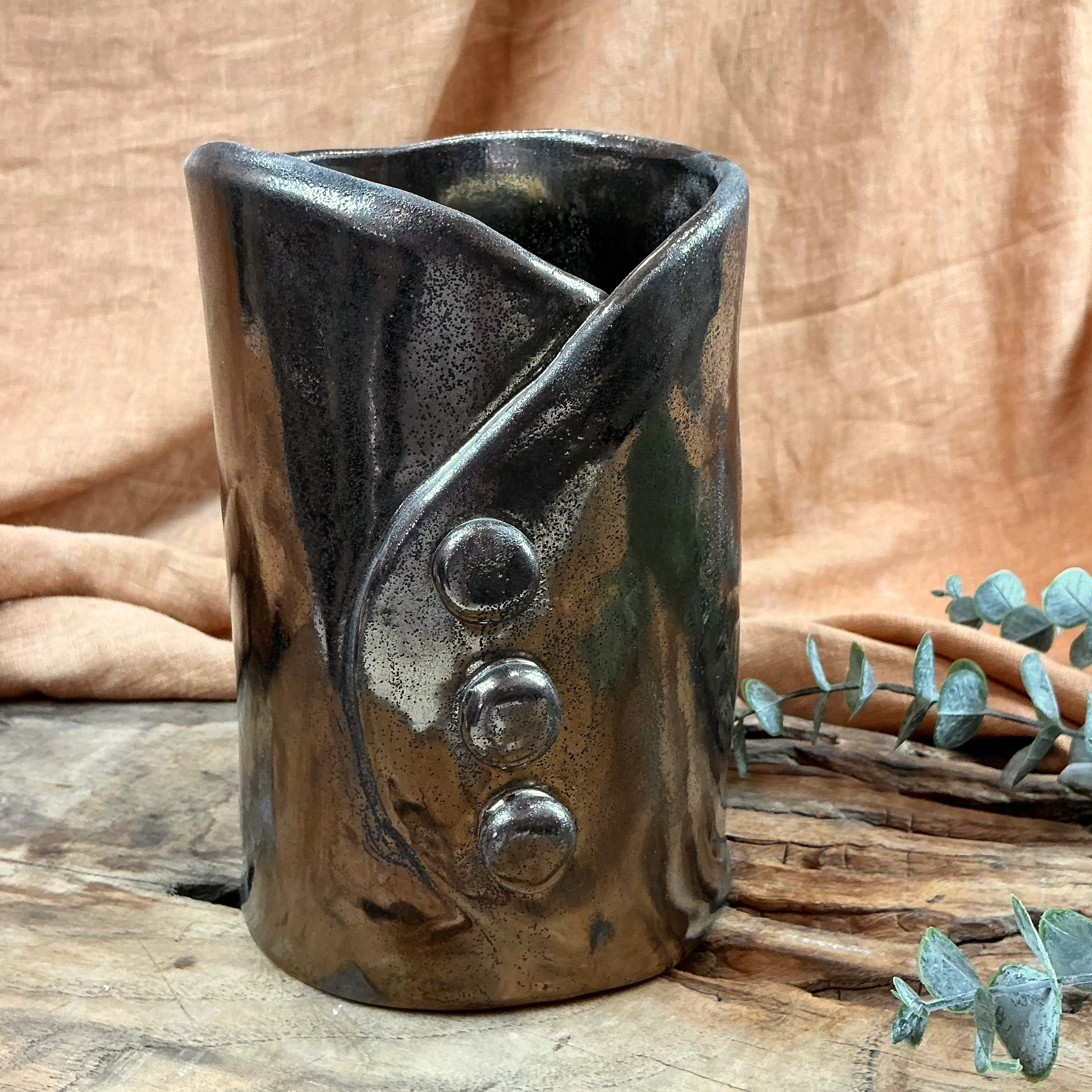 El Yapımı Stoneware Seramik Vazo – Bronz Artistik Sır ile Doğal Şıklık