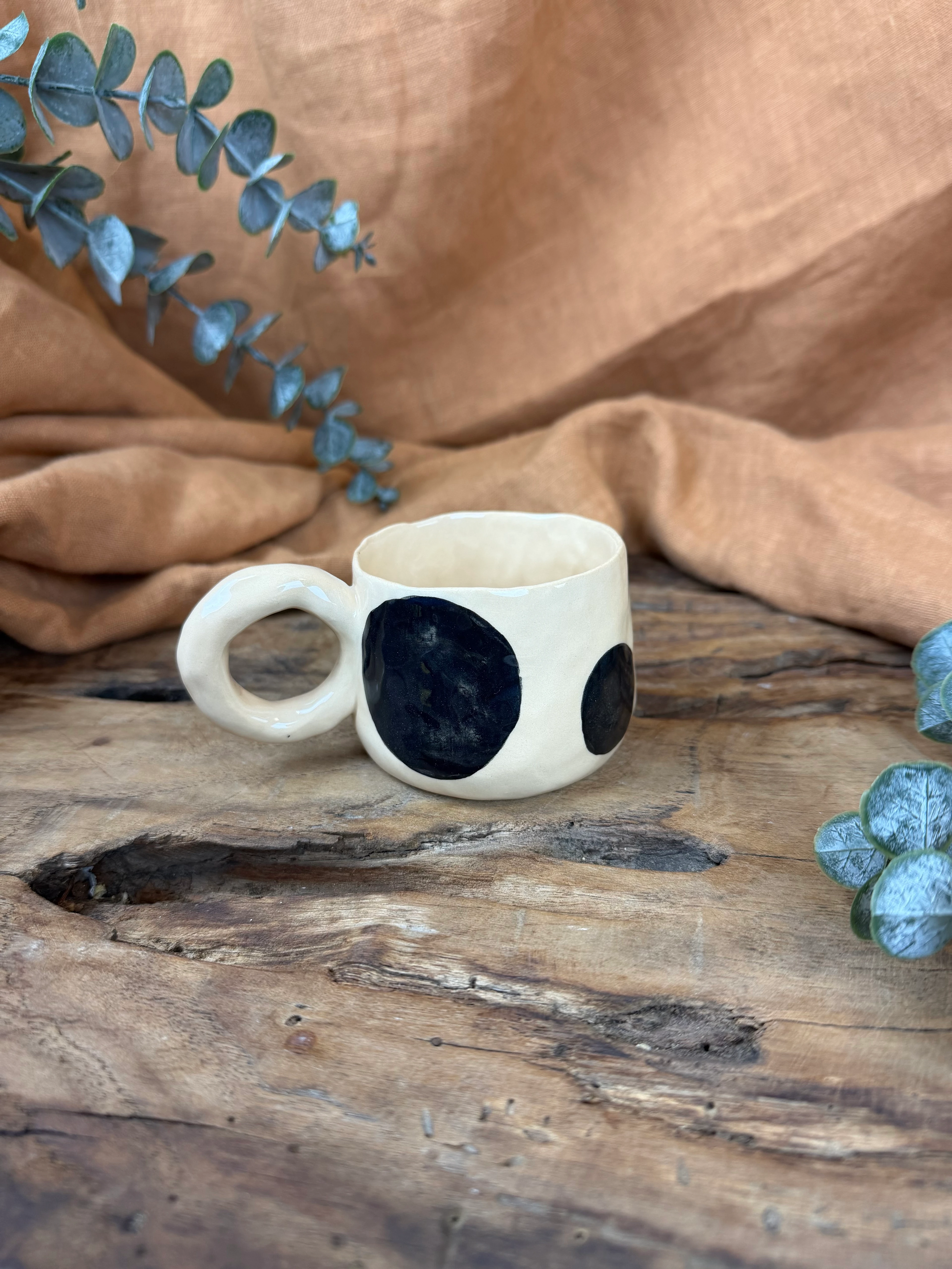 Sade ve Modern Puantiyeli Fincan – 160 ml