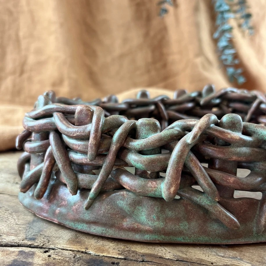 EL YAPIMI STONEWARE SUNUM KASESİ. YEŞİL VE KAHVE TONLARIYLA