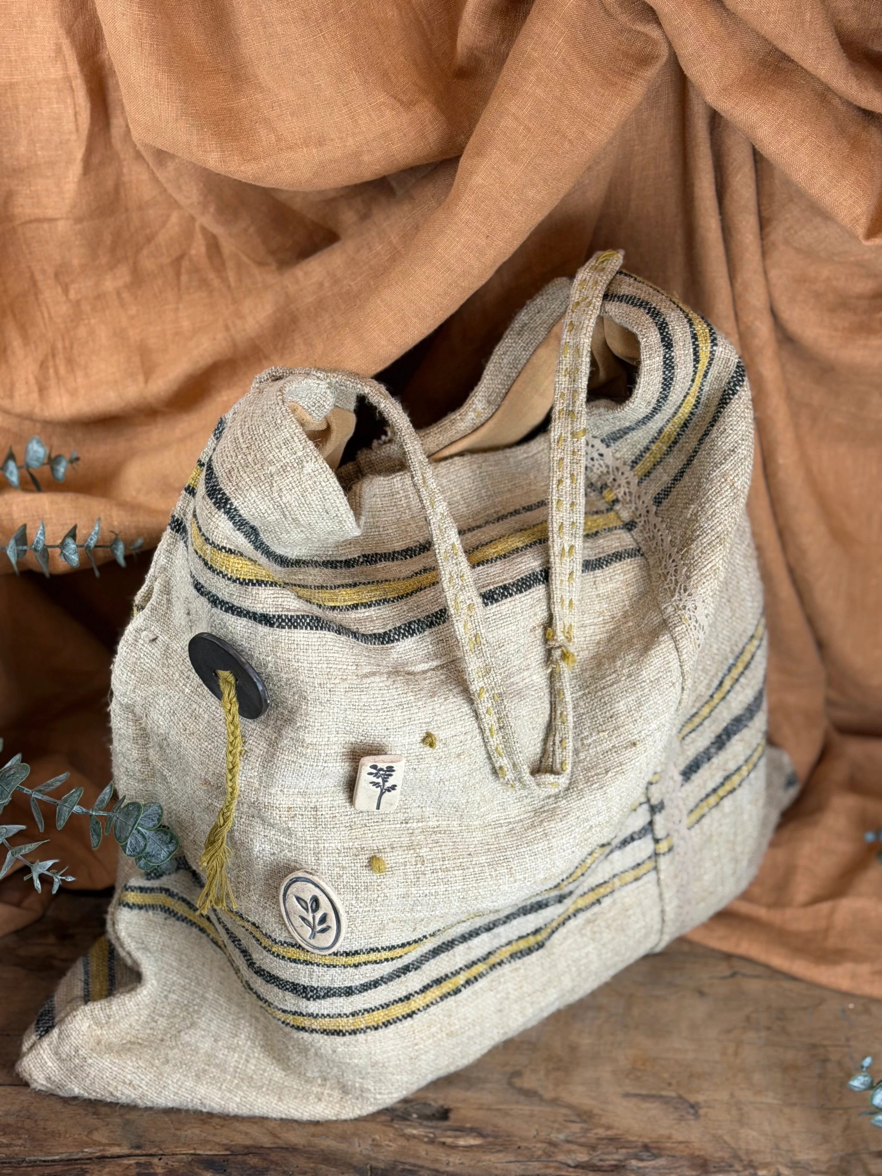 Kök Boya El Dokuma Kumaş & Seramik Aksesuarlı Büyük Boy El Yapımı Çanta – Keten Astar ve Dantel Detaylı