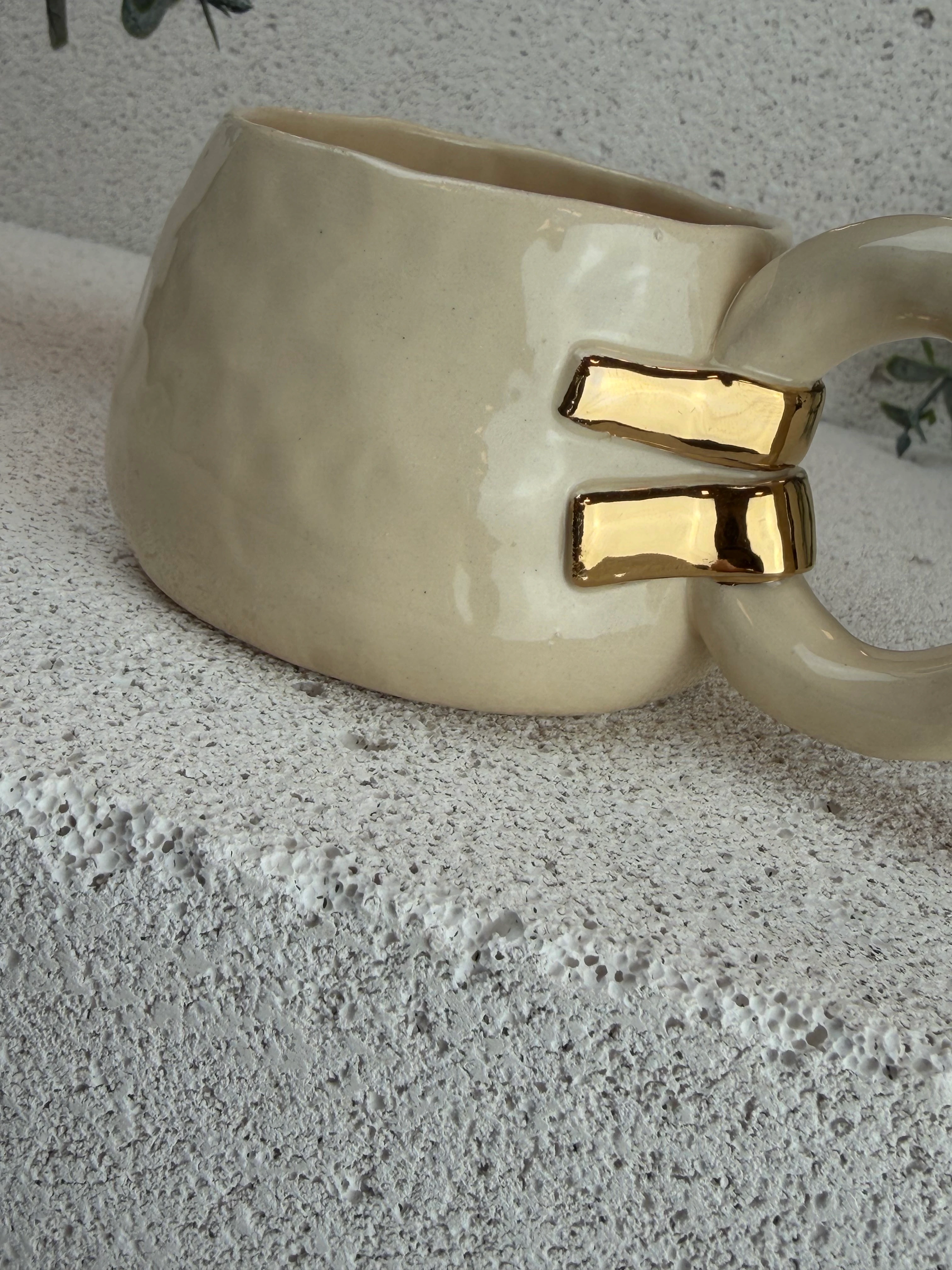 Bej & Altın El Yapımı Stoneware Fincan – 160 ml