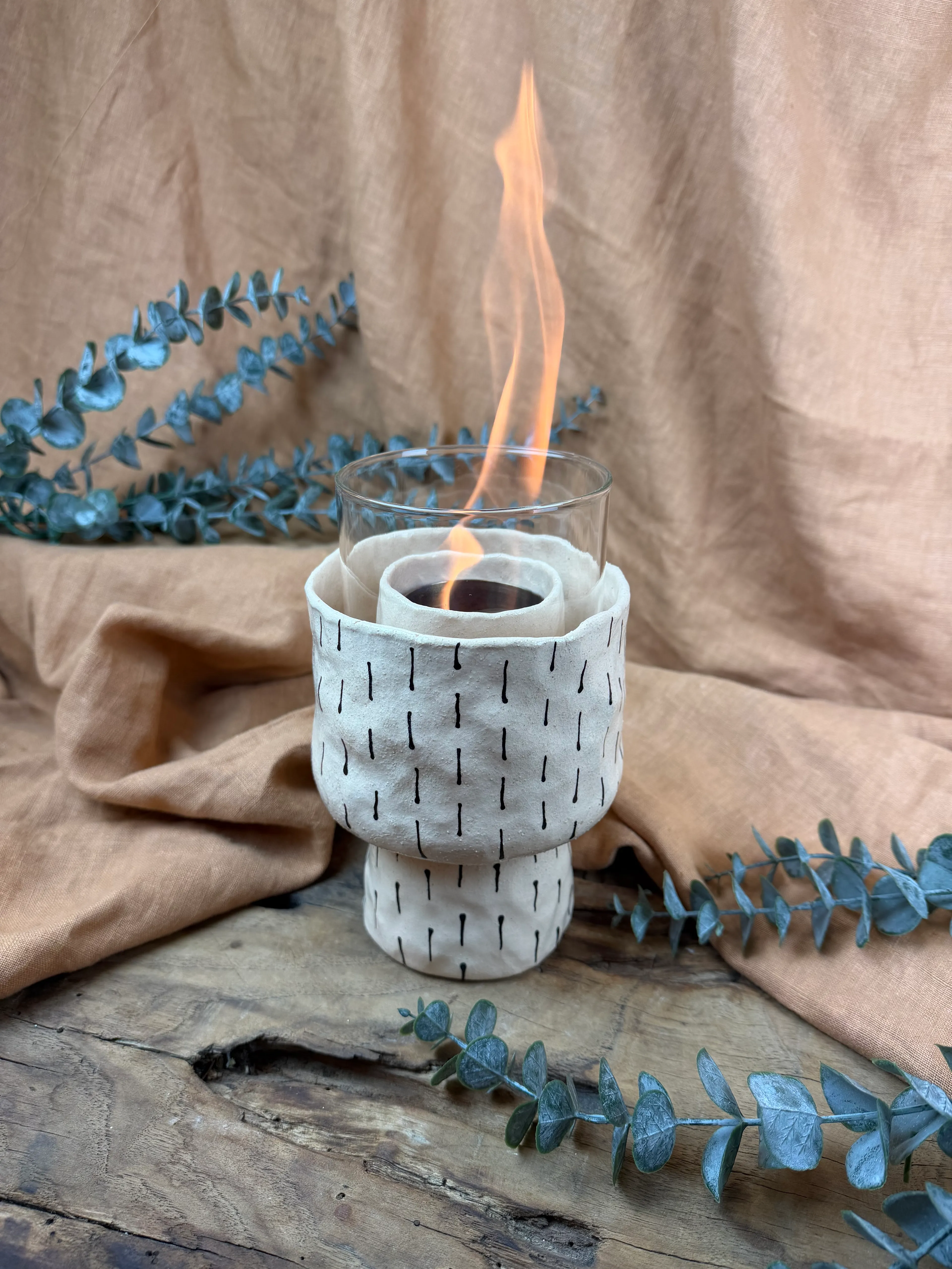 El Yapımı Stoneware Masa Üstü Ateş Çukuru (17x20x12 cm, Cam Fanus ve Sıvı Yakıt Dahil)