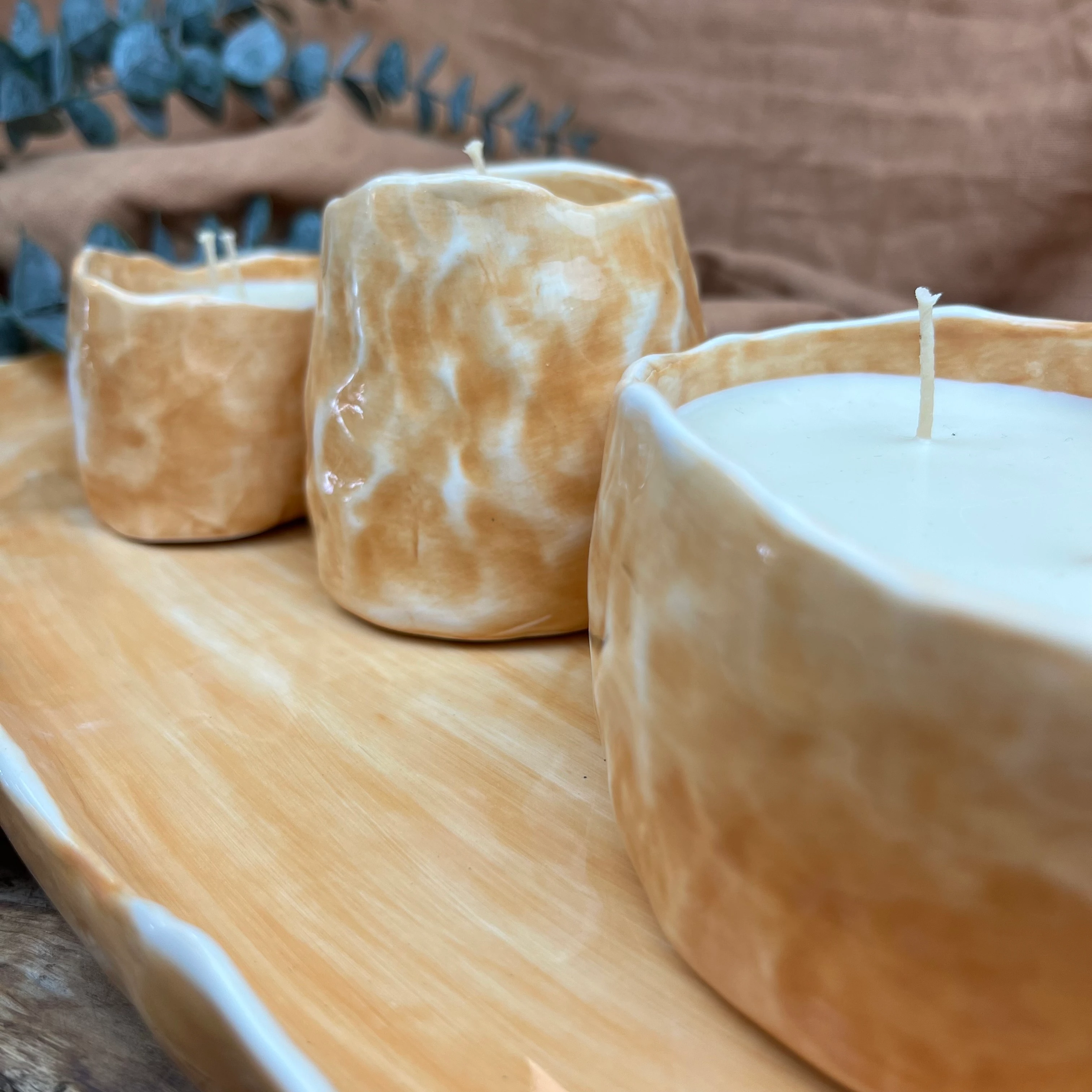 El Yapımı Tepsi ve 3’lü Mumlu Kase Seti – Mumlar Bittikten Sonra Gıda Uyumlu, Stoneware Tasarım, Ev ve İş Yeri Kullanımı