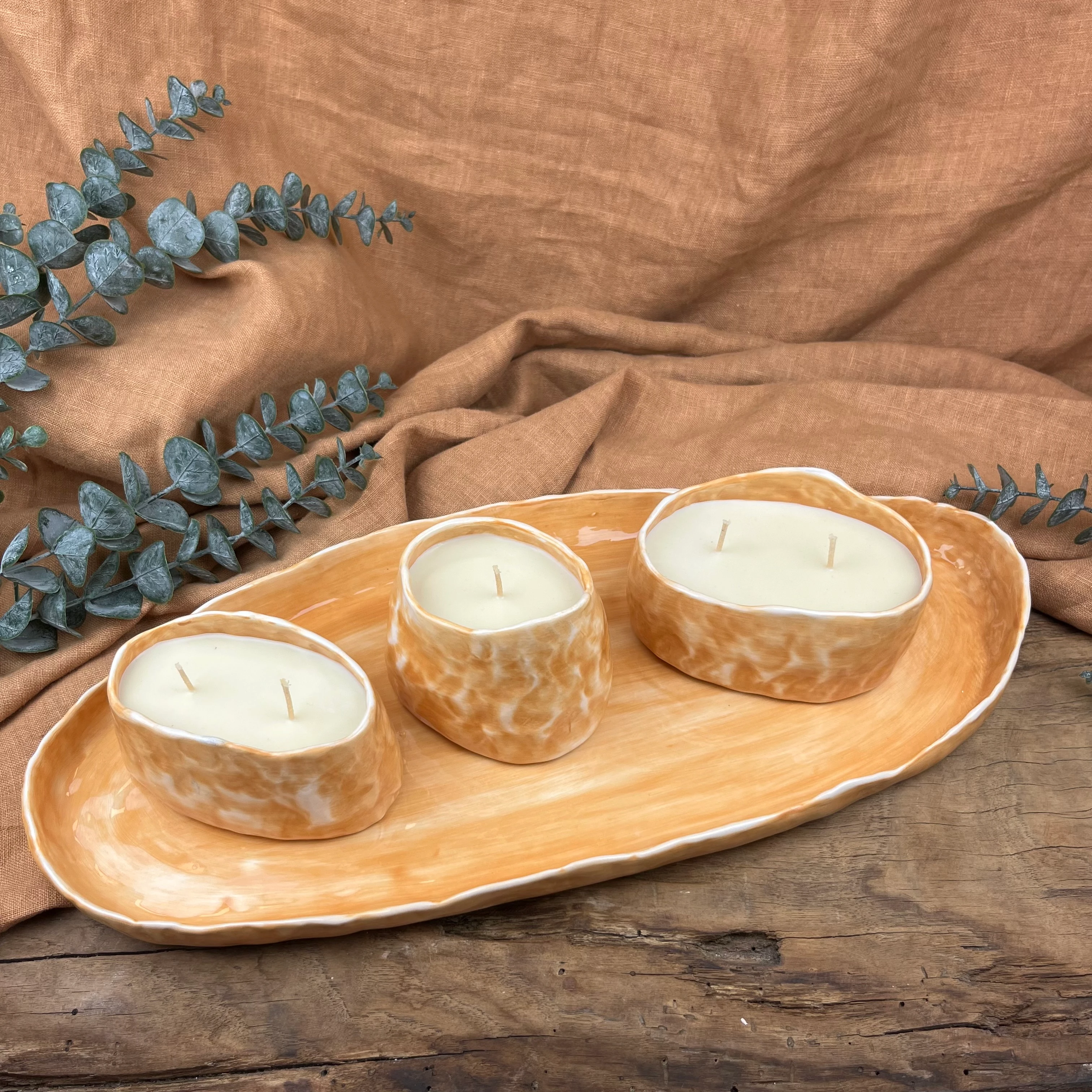 El Yapımı Tepsi ve 3’lü Mumlu Kase Seti – Mumlar Bittikten Sonra Gıda Uyumlu, Stoneware Tasarım, Ev ve İş Yeri Kullanımı