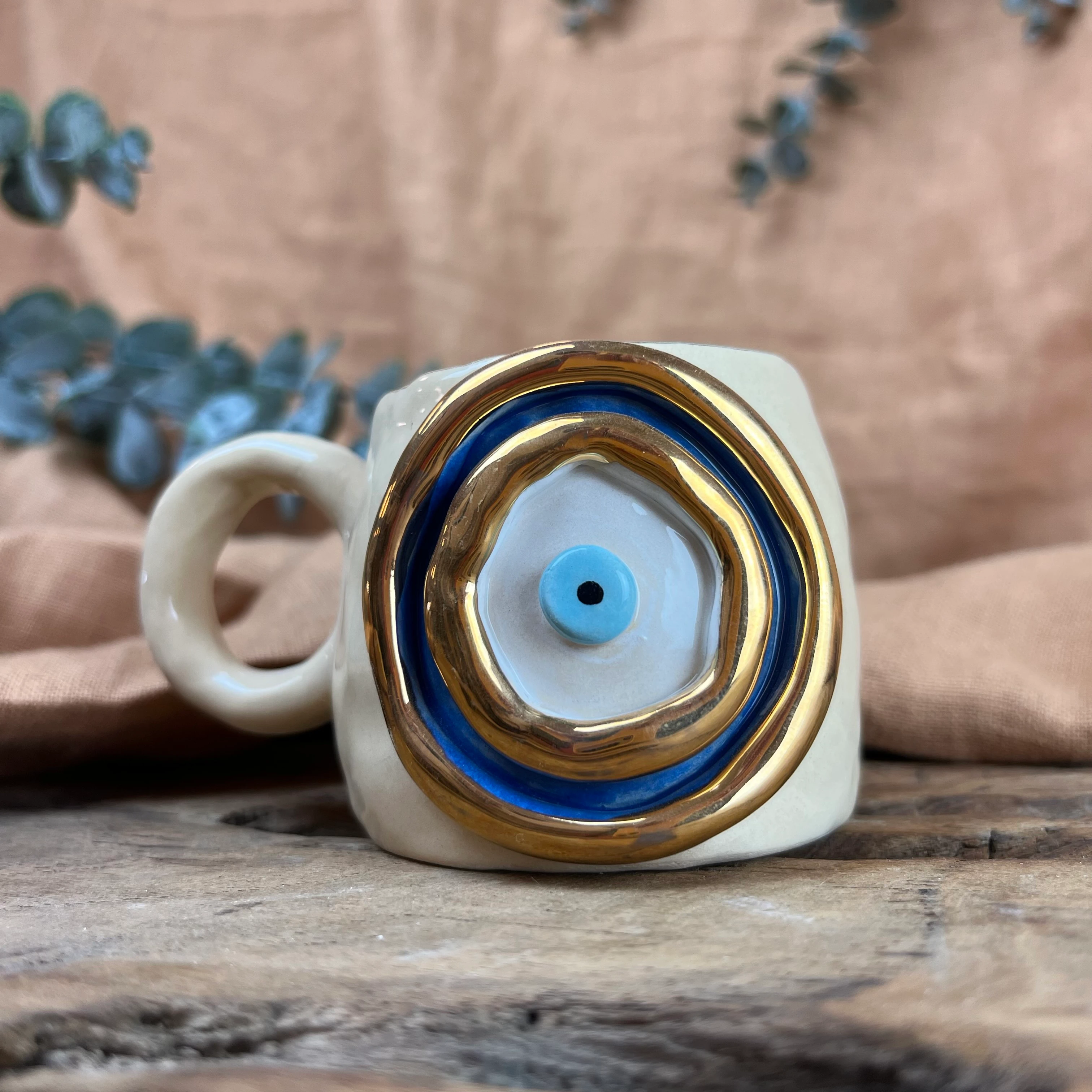 El Yapımı Stoneware Kahve Fincanı 110 ml (Bej, Mavi Nazar Boncuğu & Altın Detaylı)
