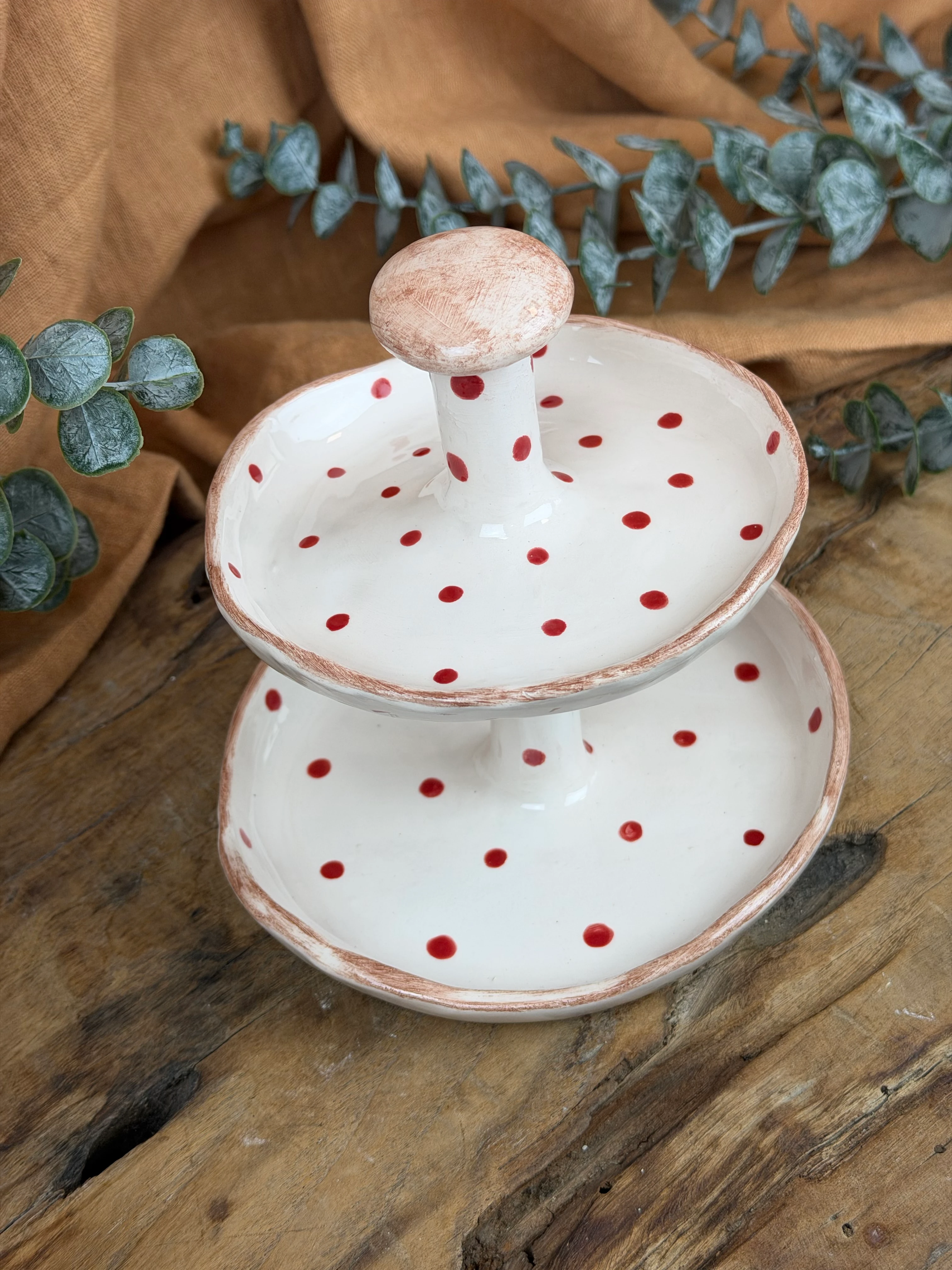 El Yapımı İki Katlı Seramik Kurabiye Standı – Kırmızı Puantiyeli, Stoneware