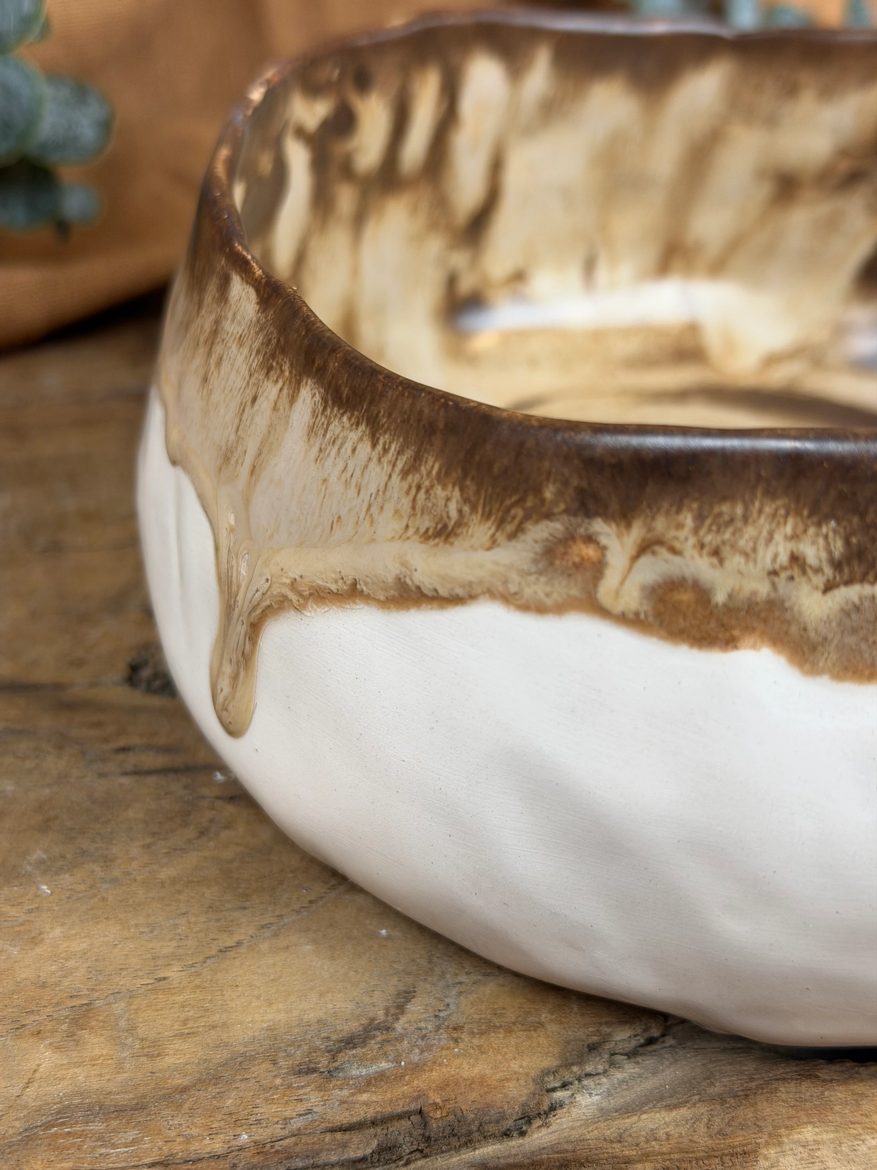 El Yapımı Seramik Kase – Kahve & Bej Tonlarında Akışkan Desenli, Stoneware