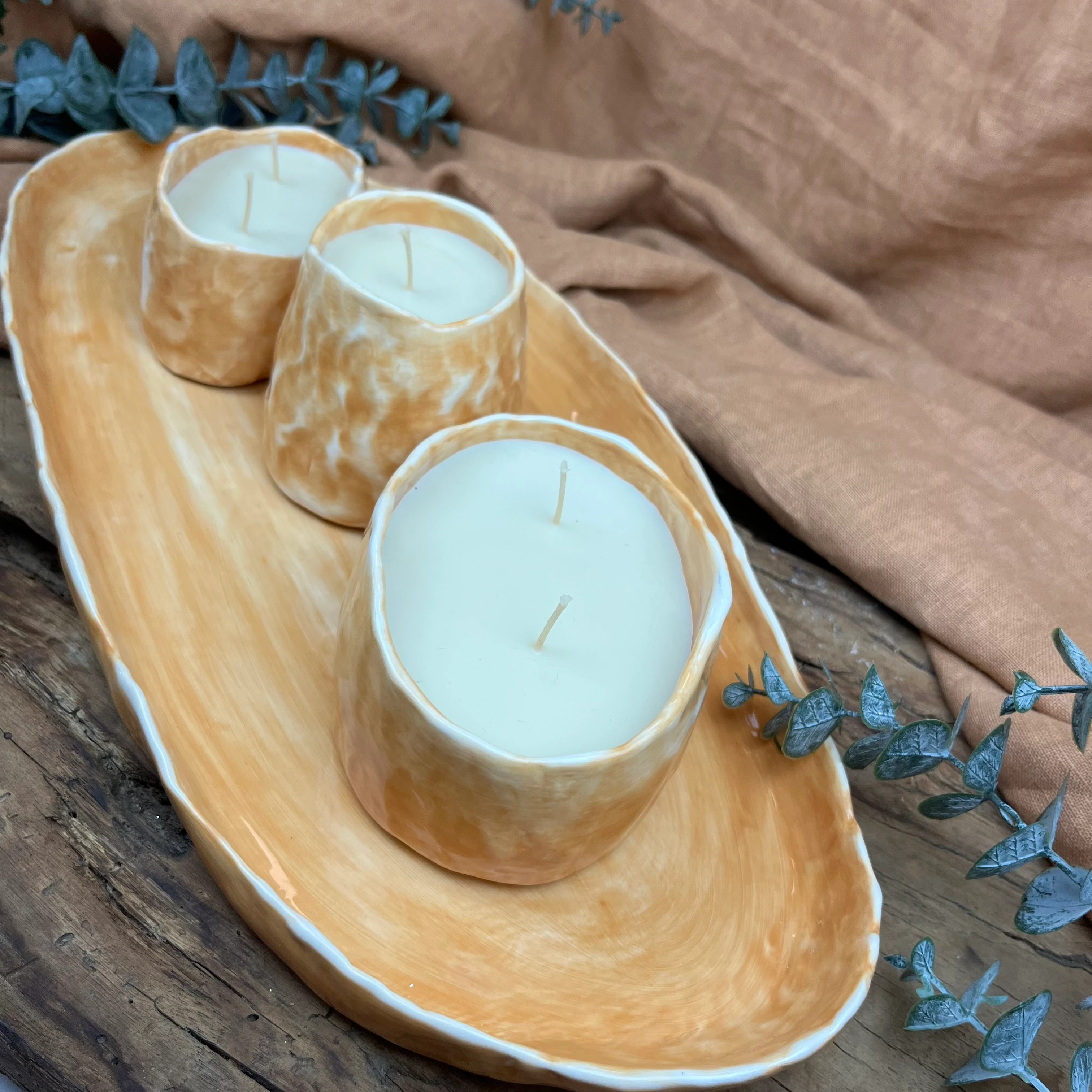 El Yapımı Tepsi ve 3’lü Mumlu Kase Seti – Mumlar Bittikten Sonra Gıda Uyumlu, Stoneware Tasarım, Ev ve İş Yeri Kullanımı