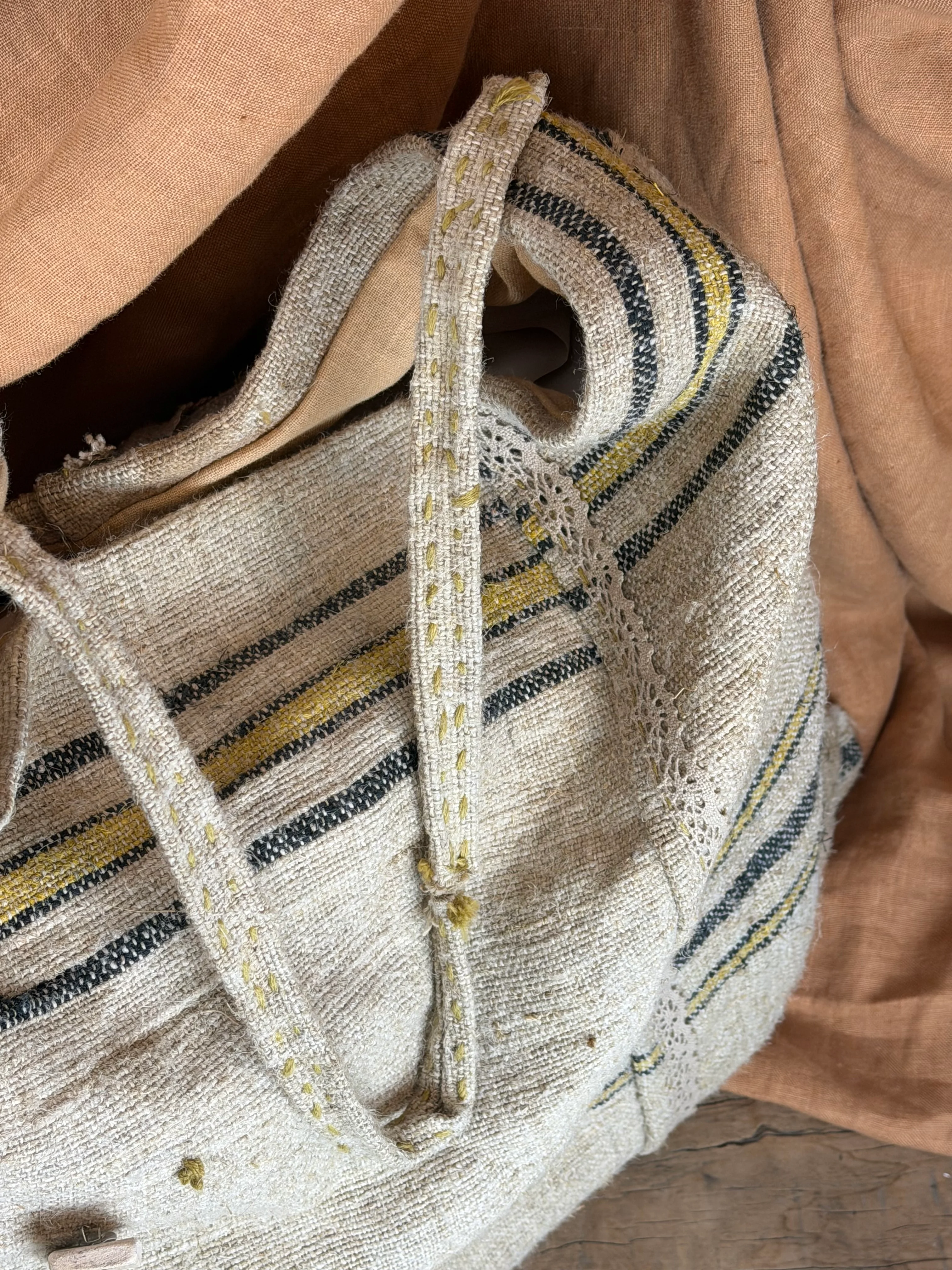 Kök Boya El Dokuma Kumaş & Seramik Aksesuarlı Büyük Boy El Yapımı Çanta – Keten Astar ve Dantel Detaylı