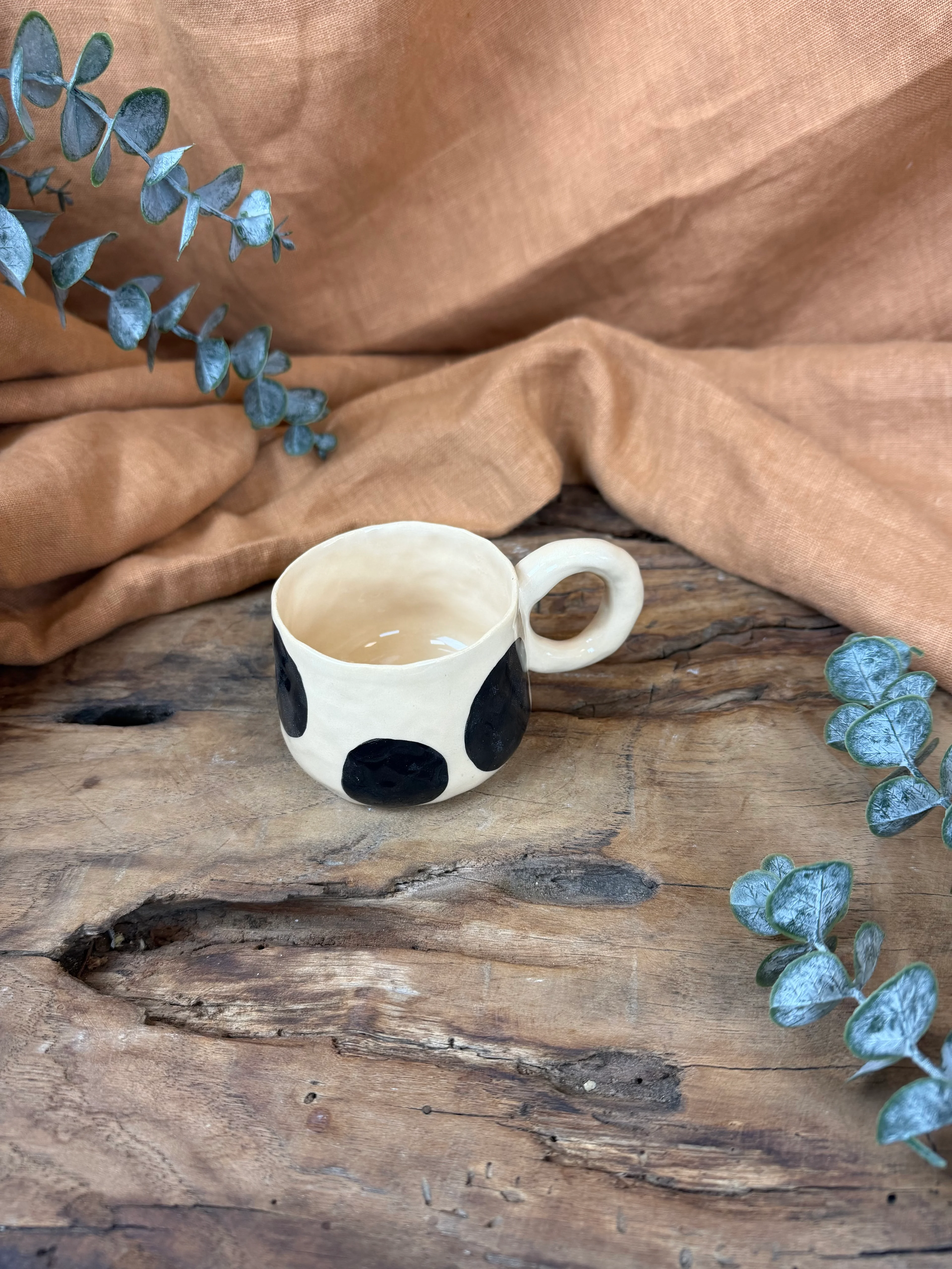 Sade ve Modern Puantiyeli Fincan – 160 ml