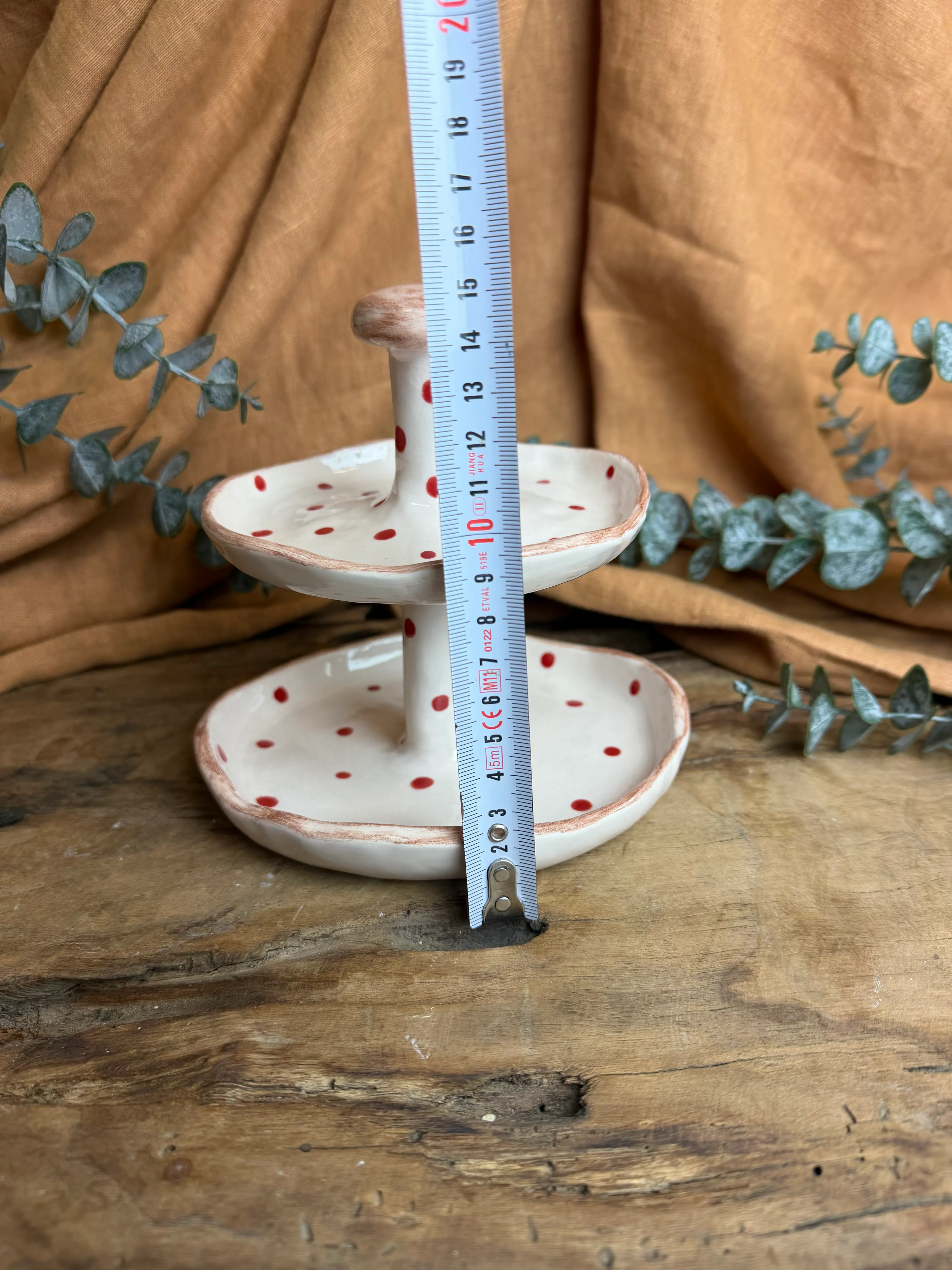 El Yapımı İki Katlı Seramik Kurabiye Standı – Kırmızı Puantiyeli, Stoneware