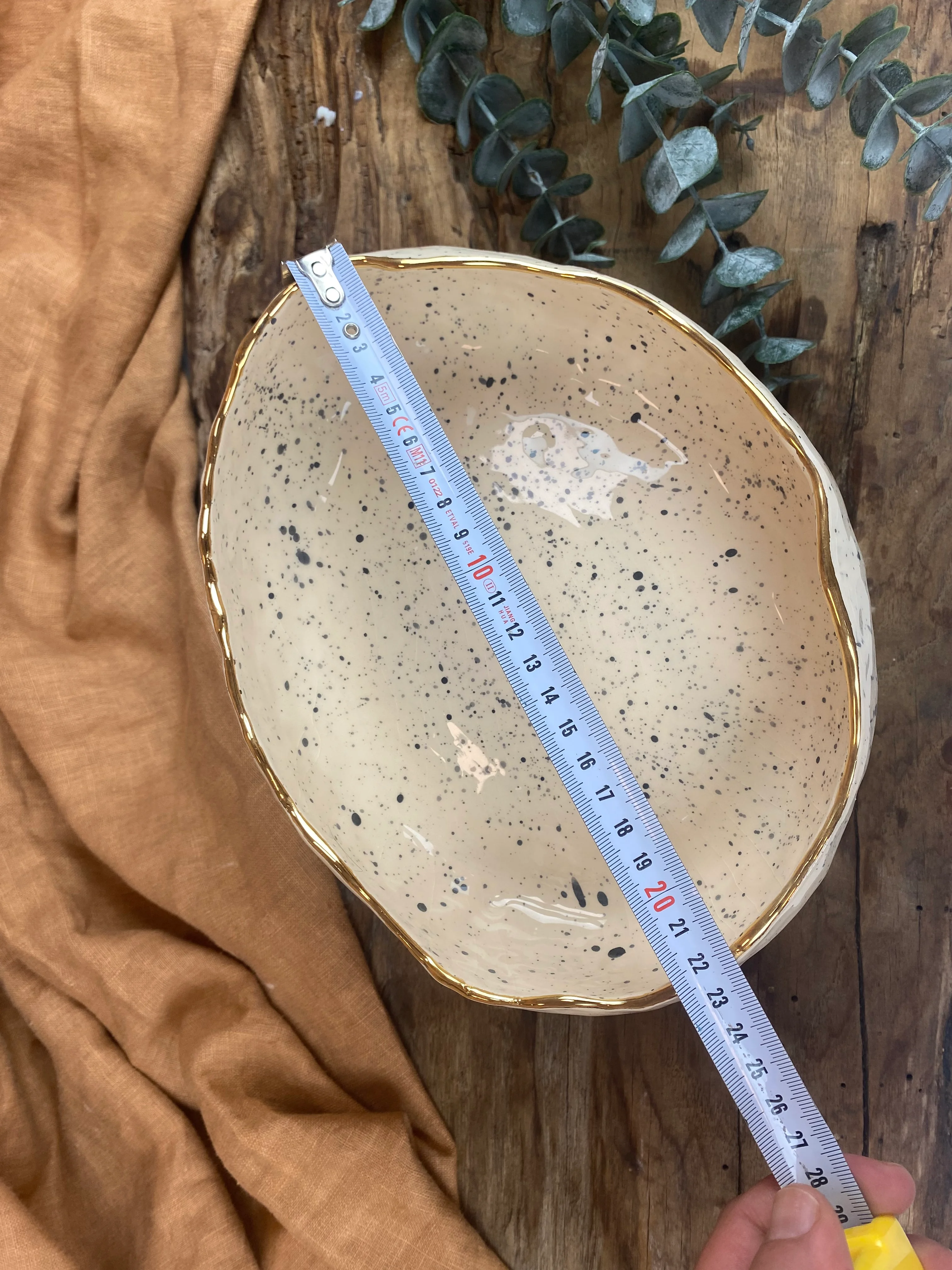 El Yapımı Ayaklı Stoneware Kase – 24K Altın, Sıcak/Soğuk Gıda Uyumlu, Bulaşık Makinesinde Yıkanabilir