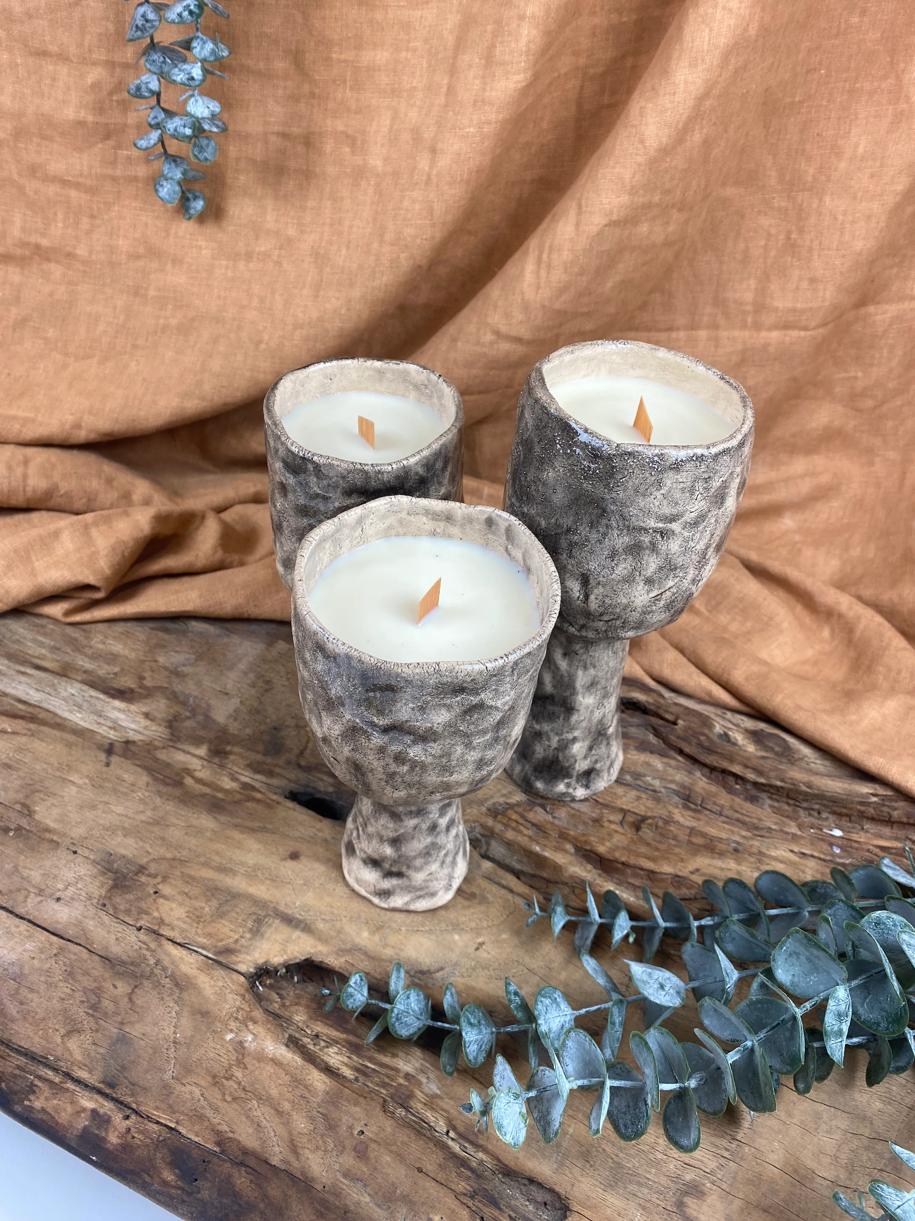 El Yapımı 3’lü Ayaklı Mumluk Seti – Bej Renkli Sağlığa Zararsız Mumlar, Stoneware Tasarım, Bulaşık Makinesinde Yıkanabilir