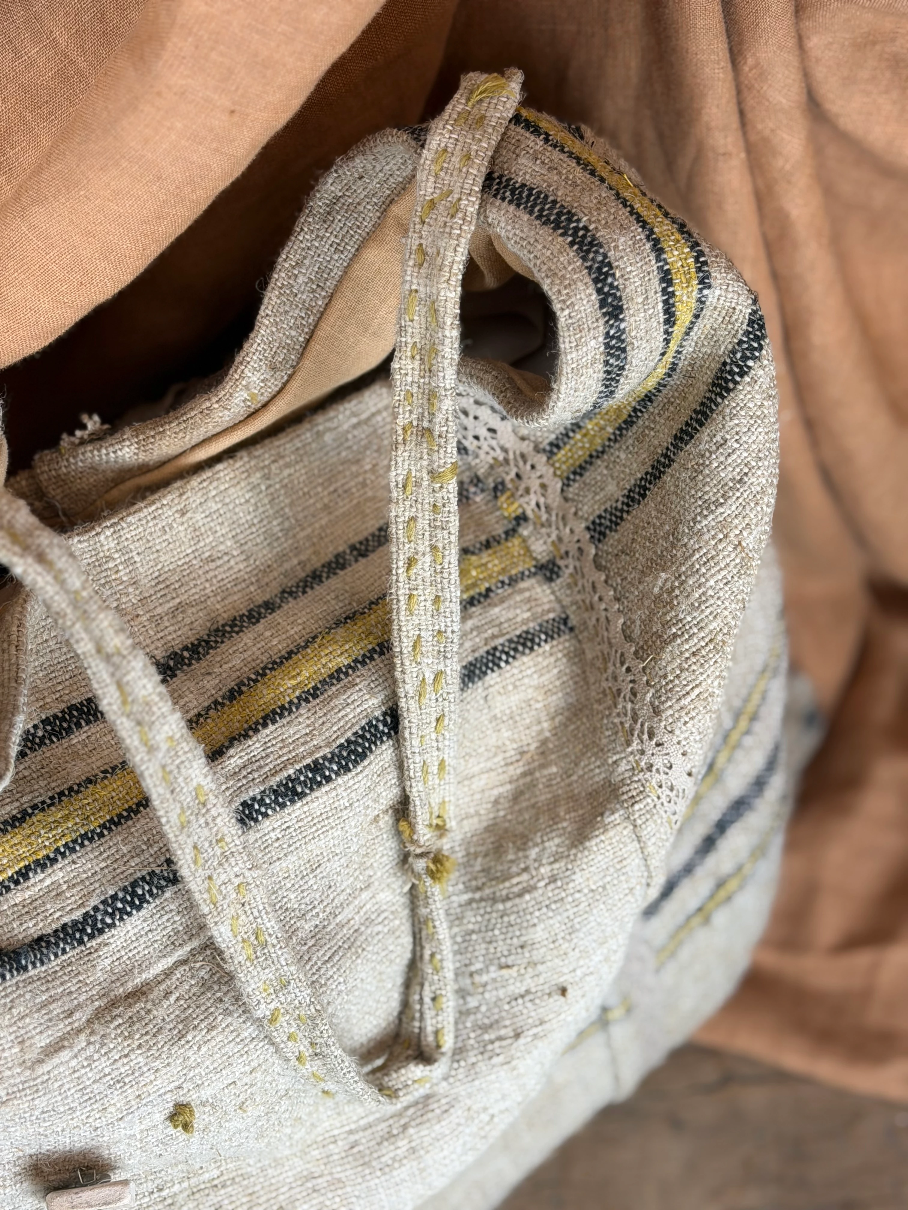 Kök Boya El Dokuma Kumaş & Seramik Aksesuarlı Büyük Boy El Yapımı Çanta – Keten Astar ve Dantel Detaylı