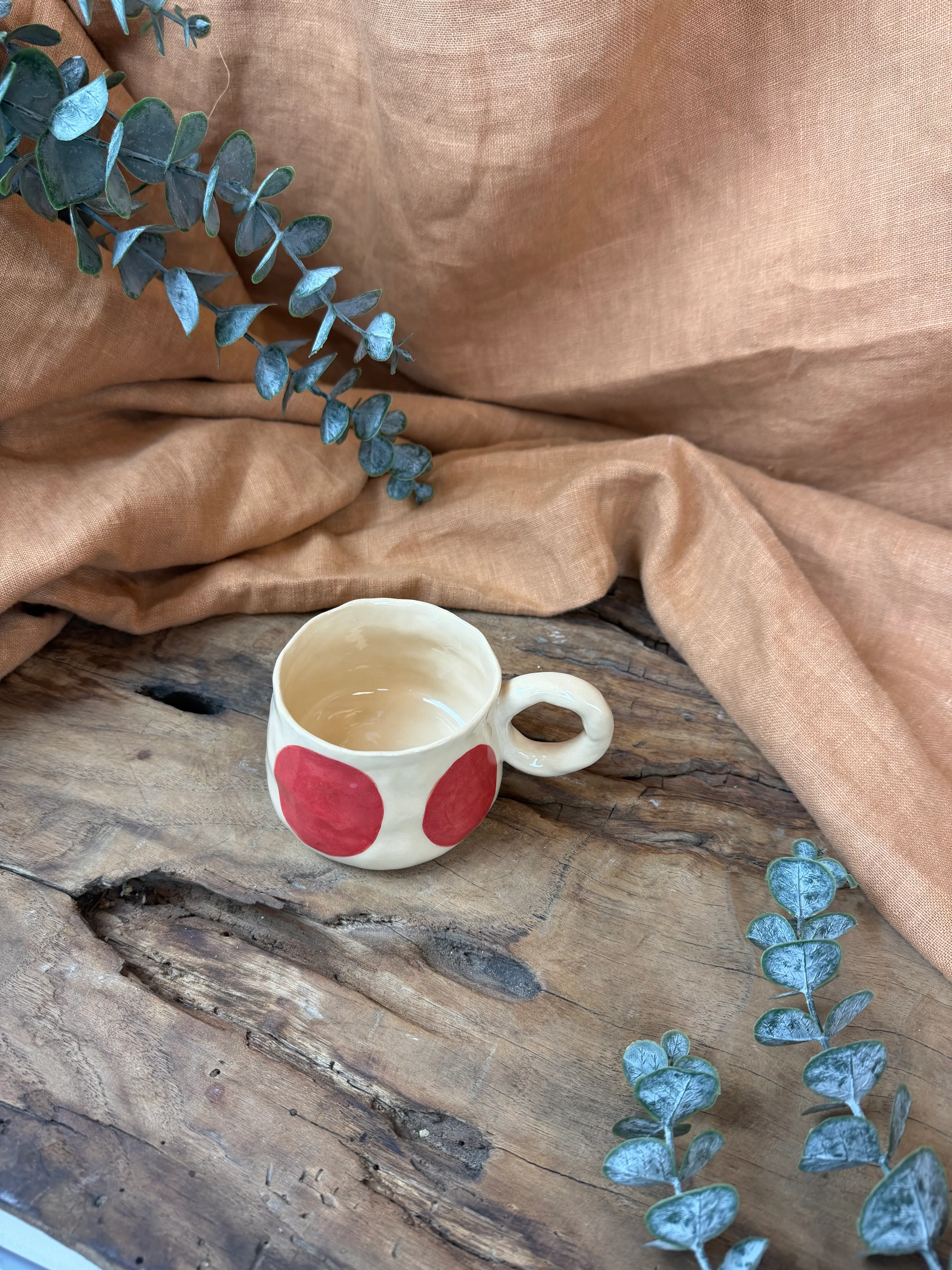 Kırmızı Puantiyeli El Yapımı Stoneware Fincan – 200 ml