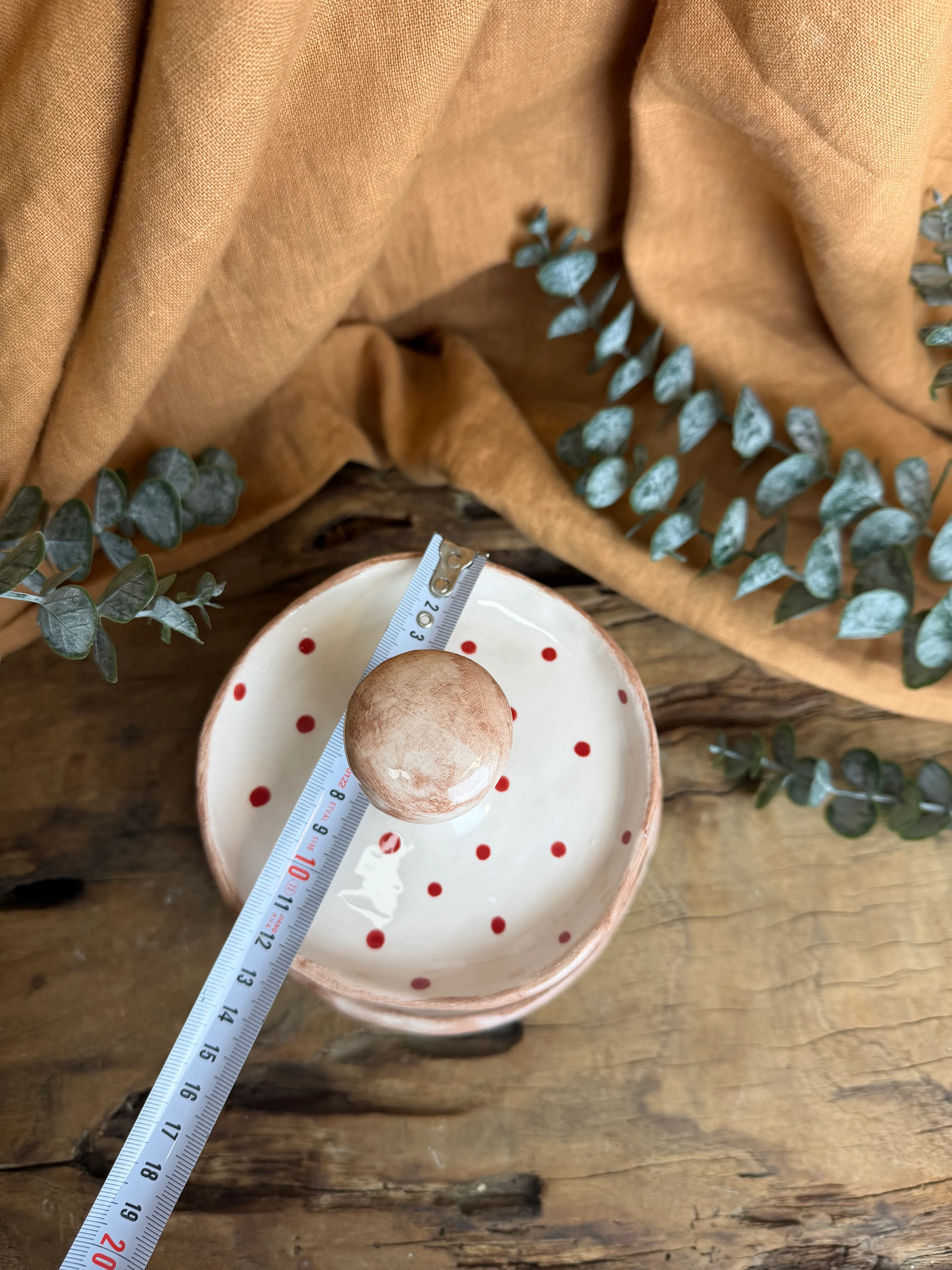 El Yapımı İki Katlı Seramik Kurabiye Standı – Kırmızı Puantiyeli, Stoneware